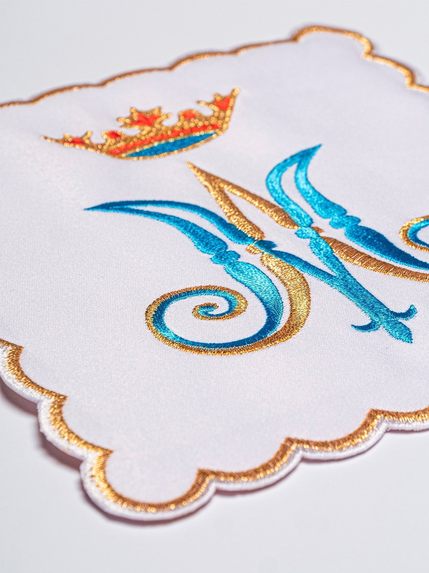 Conjunto de alfaias litúrgicas branco com bordado mariano em azul e dourado