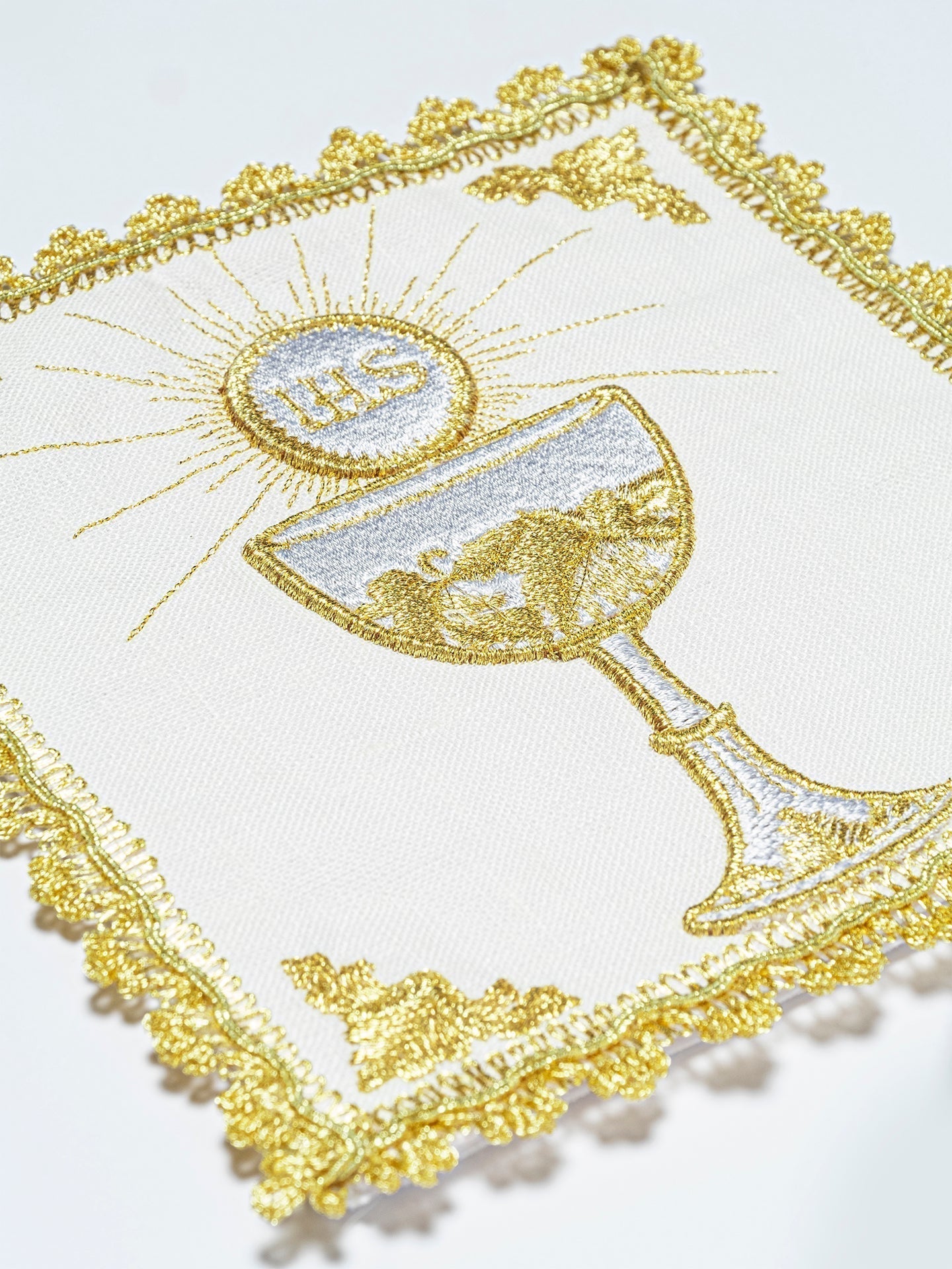 Conjunto de alfaias litúrgicas com motivo dourado de cálice