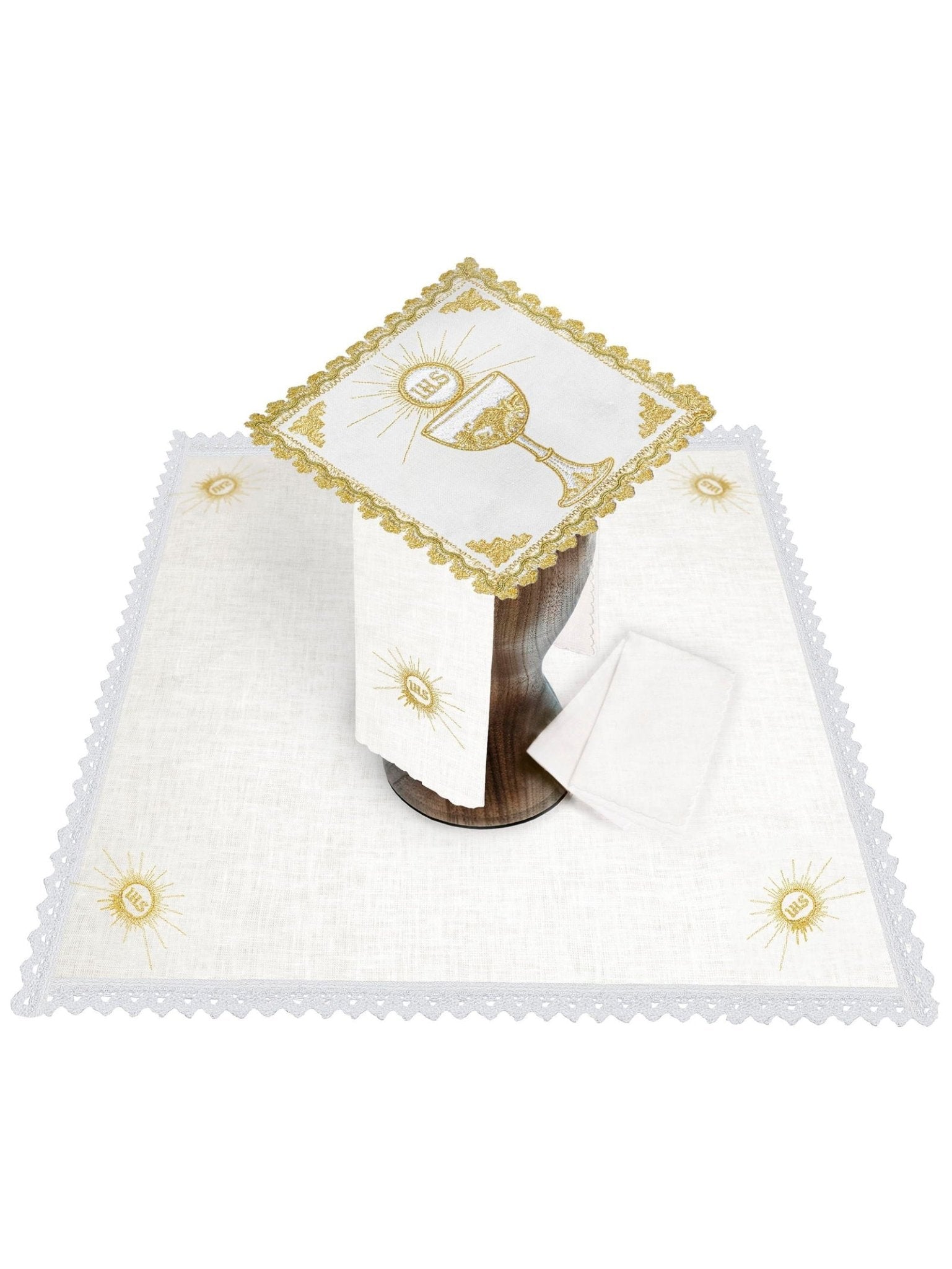 Conjunto de alfaias litúrgicas com motivo dourado de cálice