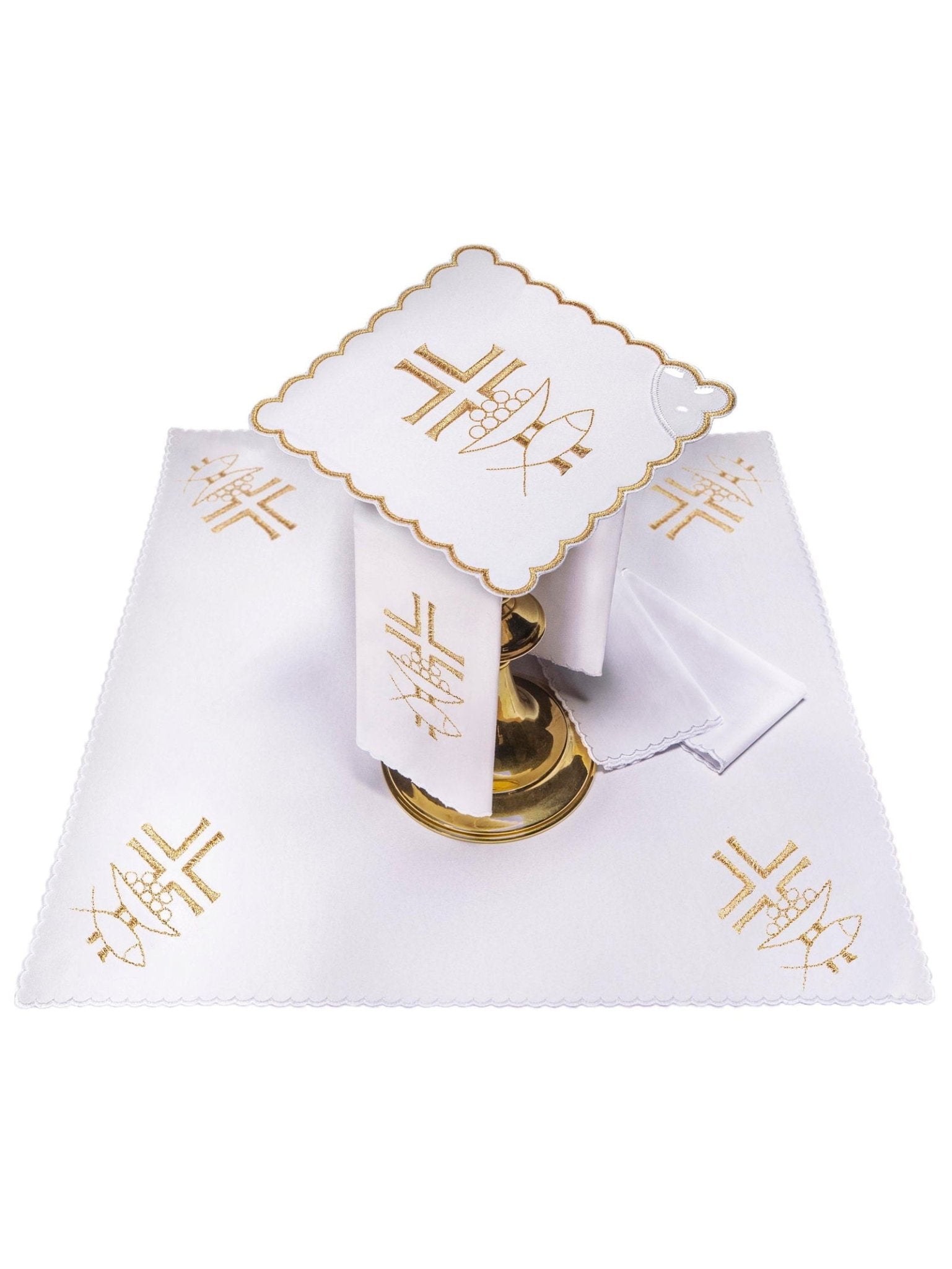 Conjunto de alfaias litúrgicas com bordado dourado