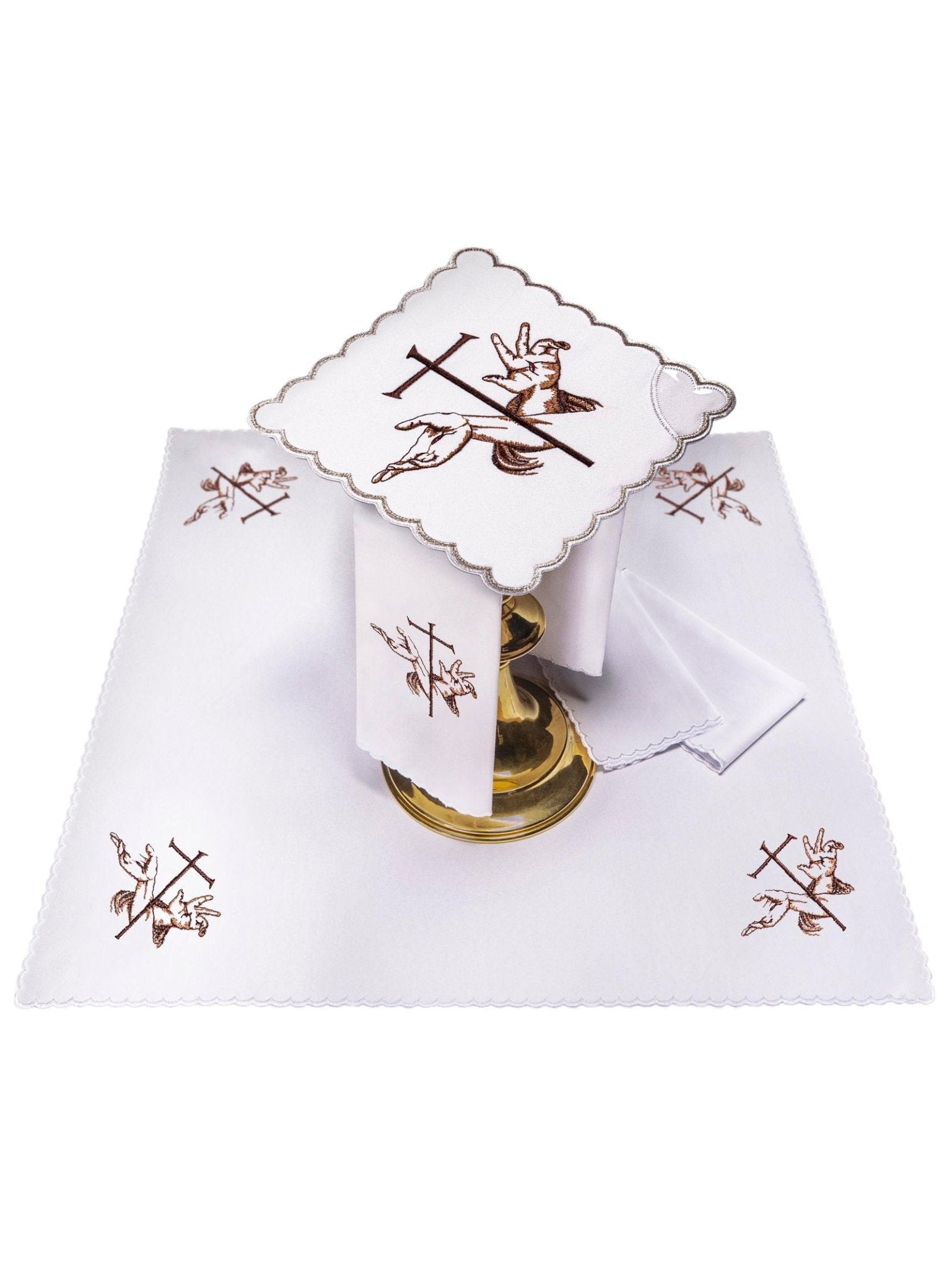 Conjunto de alfaias litúrgicas com símbolo franciscano, bordado de cruz e mãos de Jesus.