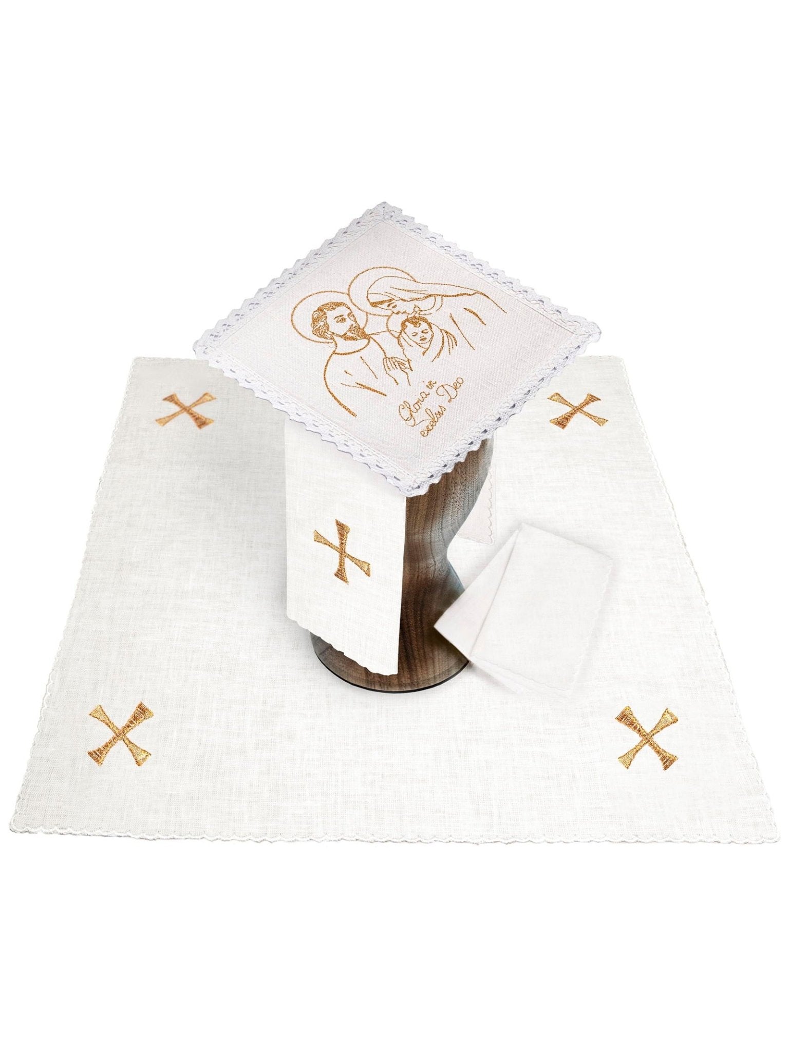 Conjunto de alfaias litúrgicas em linho branco, bordado com a Sagrada Família e cruzes douradas, para o Natal.