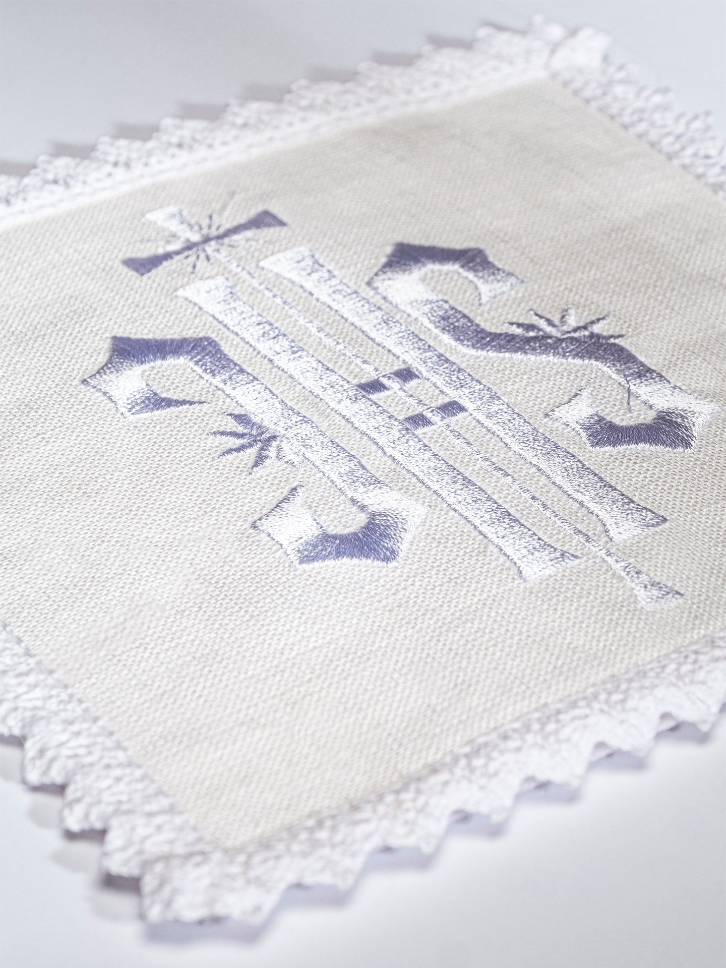 Conjunto de alfaias litúrgicas em linho com bordado IHS branco