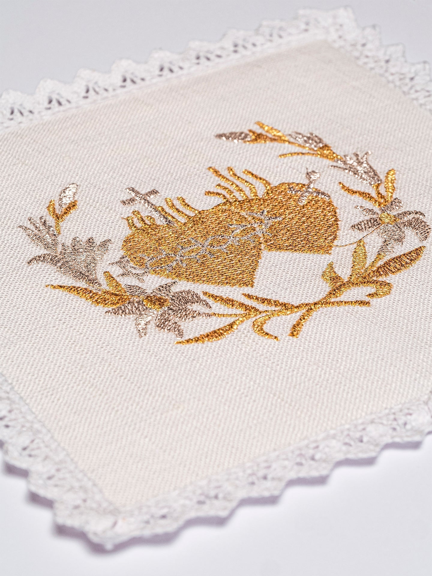 Conjunto de alfaias litúrgicas em linho com bordado dourado