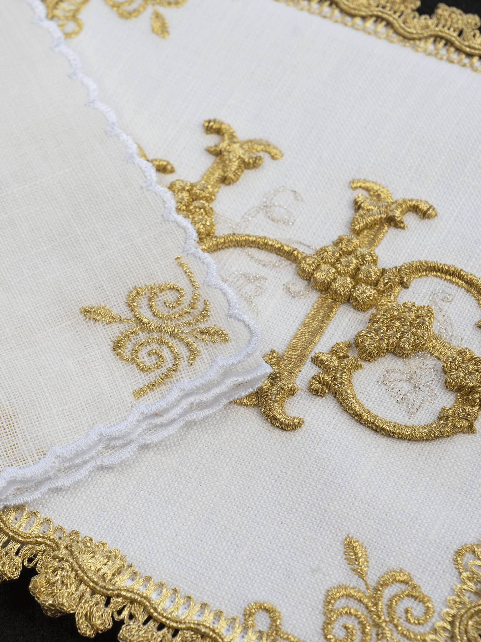 Conjunto de alfaias litúrgicas em linho com bordado dourado IHS