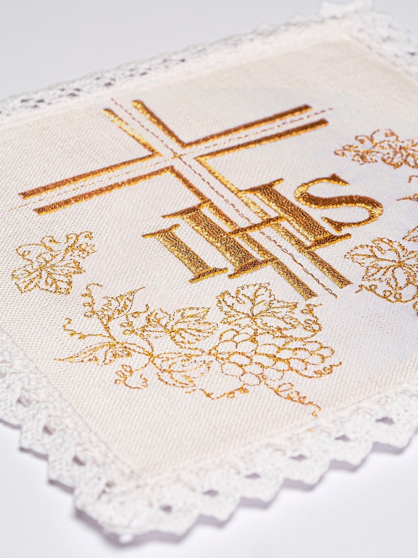 Conjunto de alfaias litúrgicas em linho bordado com cruz e IHS