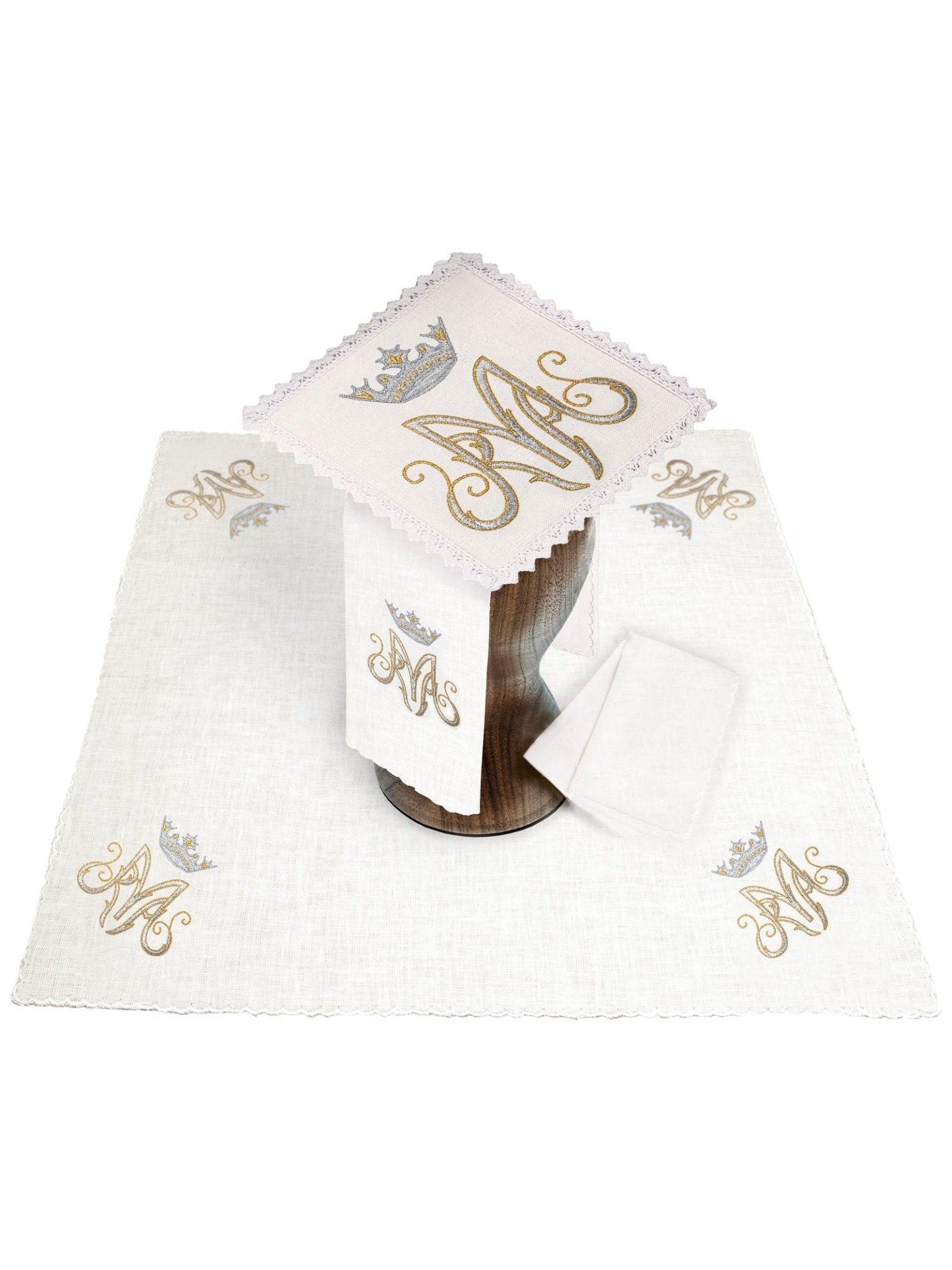 Conjunto de alfaias litúrgicas em linho mariano com bordado dourado de Maria com coroa
