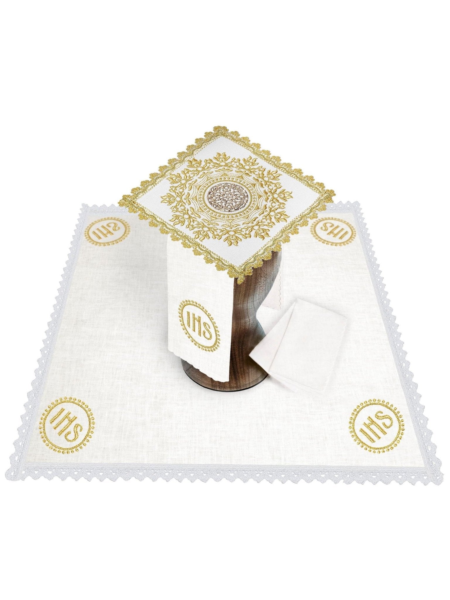 Conjunto de alfaias litúrgicas ricamente bordado com o motivo IHS