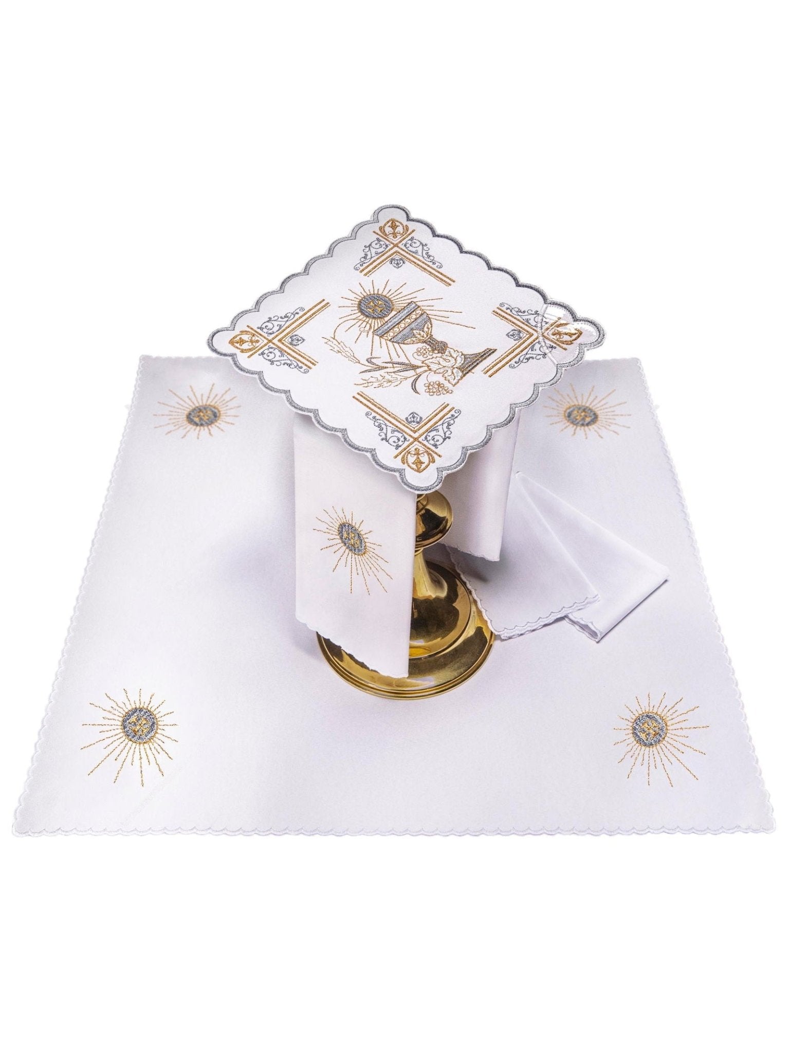 Conjunto de alfaias litúrgicas brancas com bordado eucarístico em fios dourados e prateados, incluindo pala, corporal, sanguíneo e manutérgio.