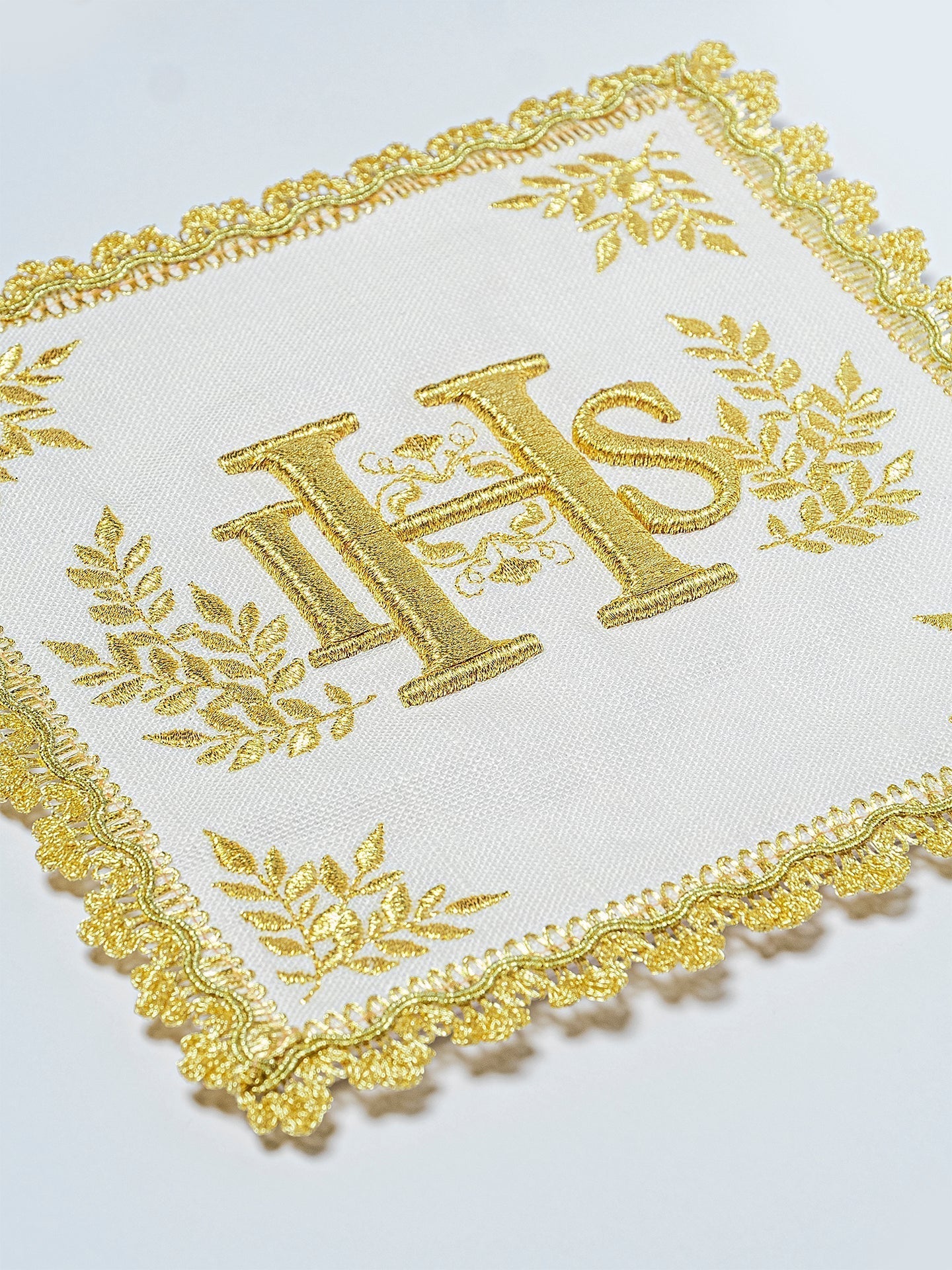 Conjunto de alfaias litúrgicas ricamente bordado com motivo IHS