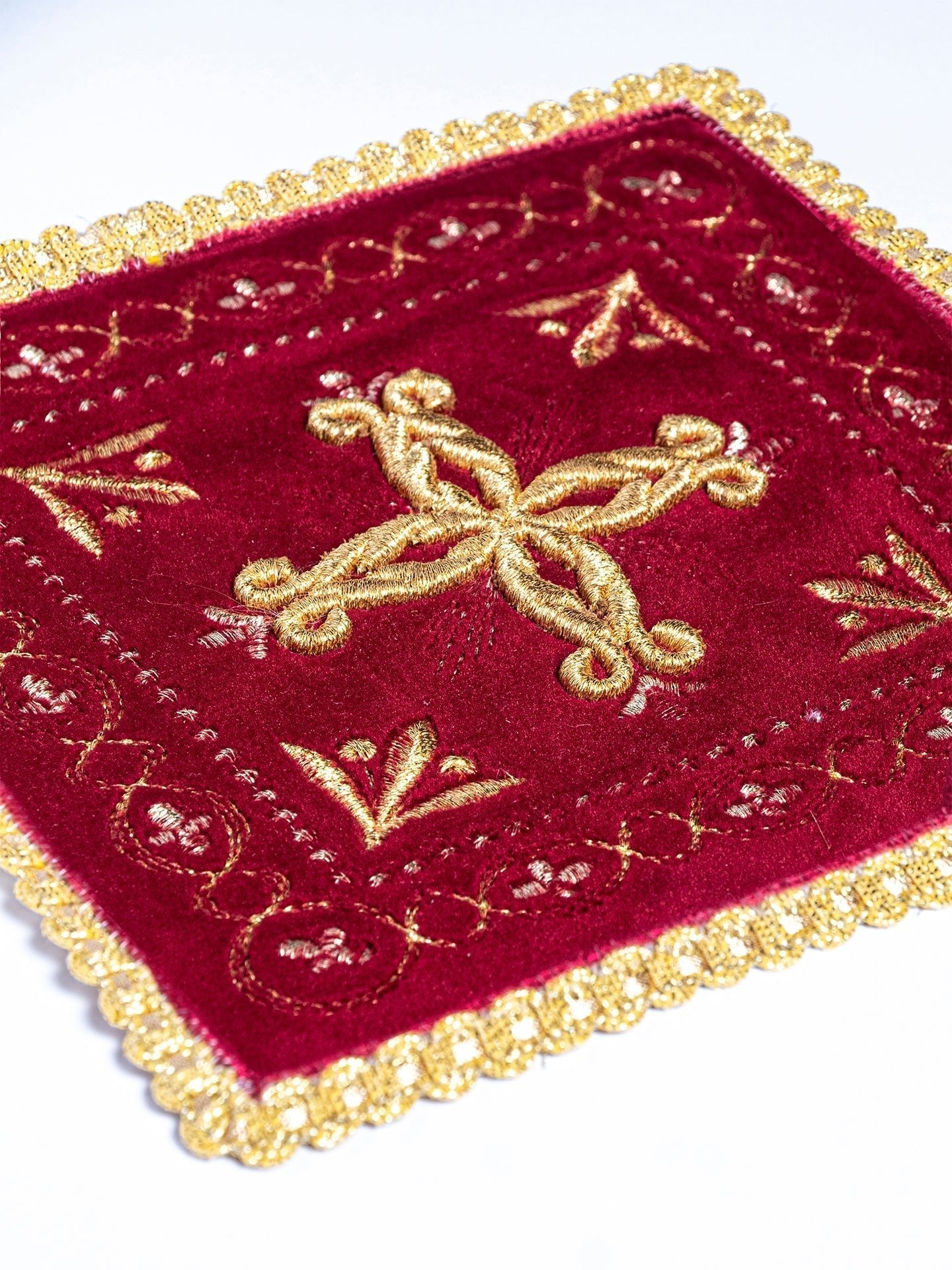 Conjunto de alfaias litúrgicas em veludo vermelho com bordado de cruzes douradas