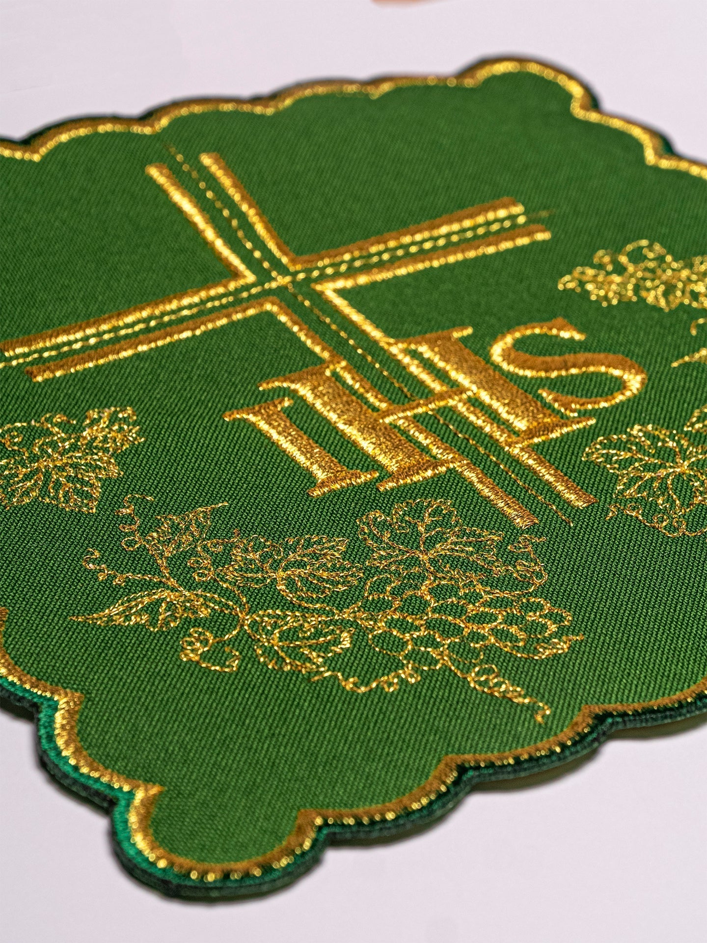 Conjunto de alfaias litúrgicas verde com bordado IHS dourado