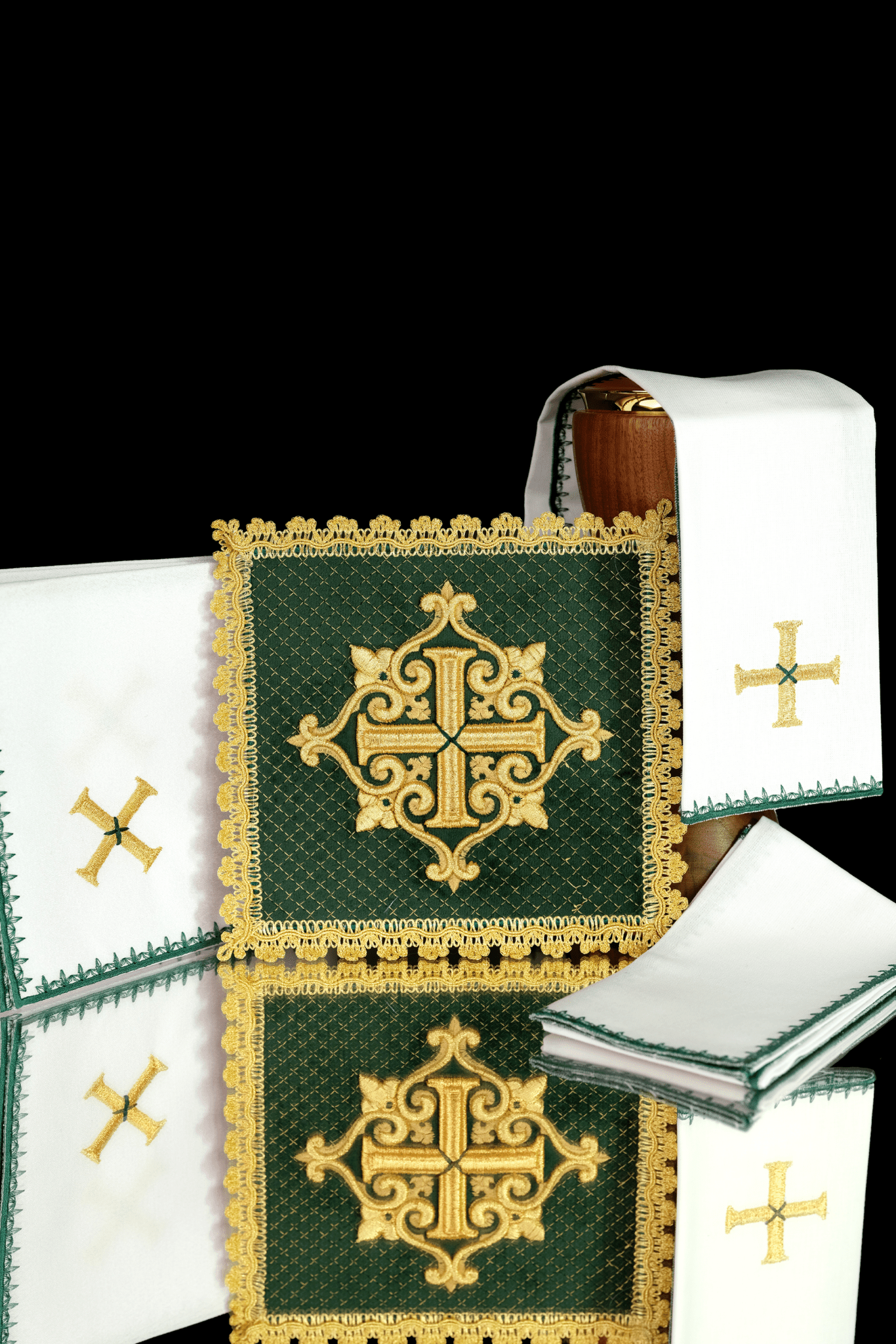Conjunto de alfaias litúrgicas verde com pala de veludo e cruz dourada bordada.