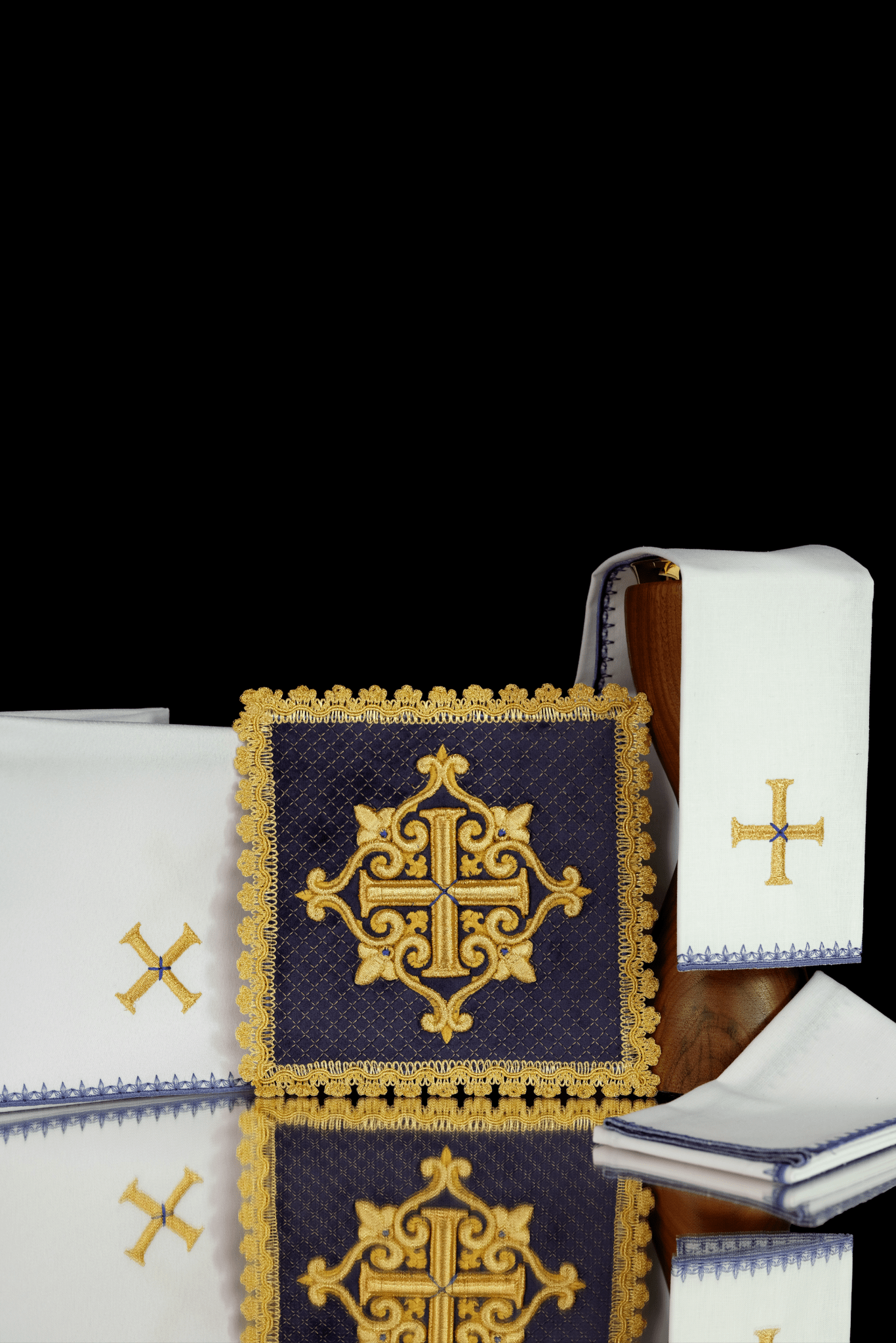 Conjunto de alfaias litúrgicas roxo com cruz bordada dourada em veludo