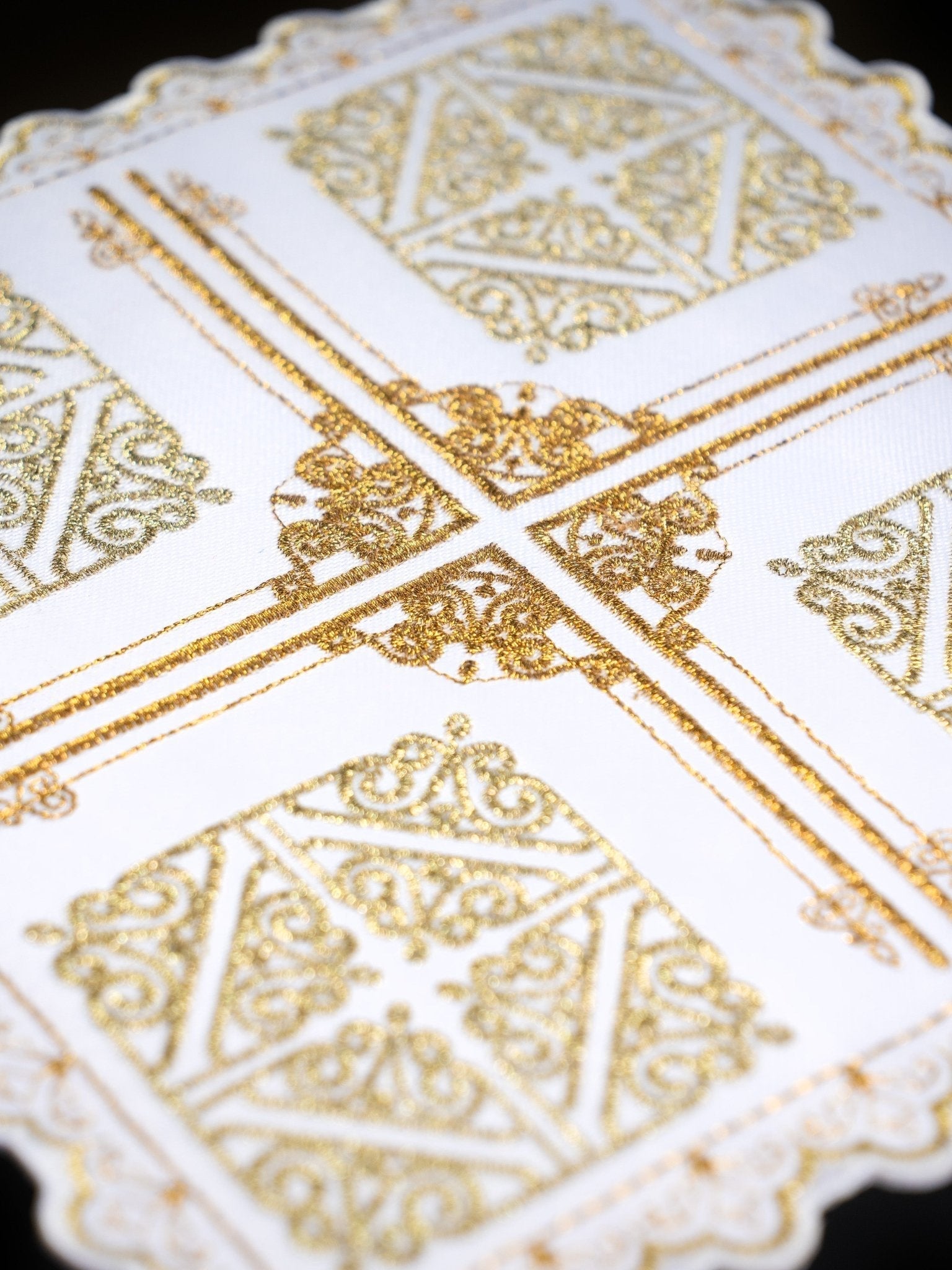 Conjunto de alfaias litúrgicas branco com cruz e bordado dourado