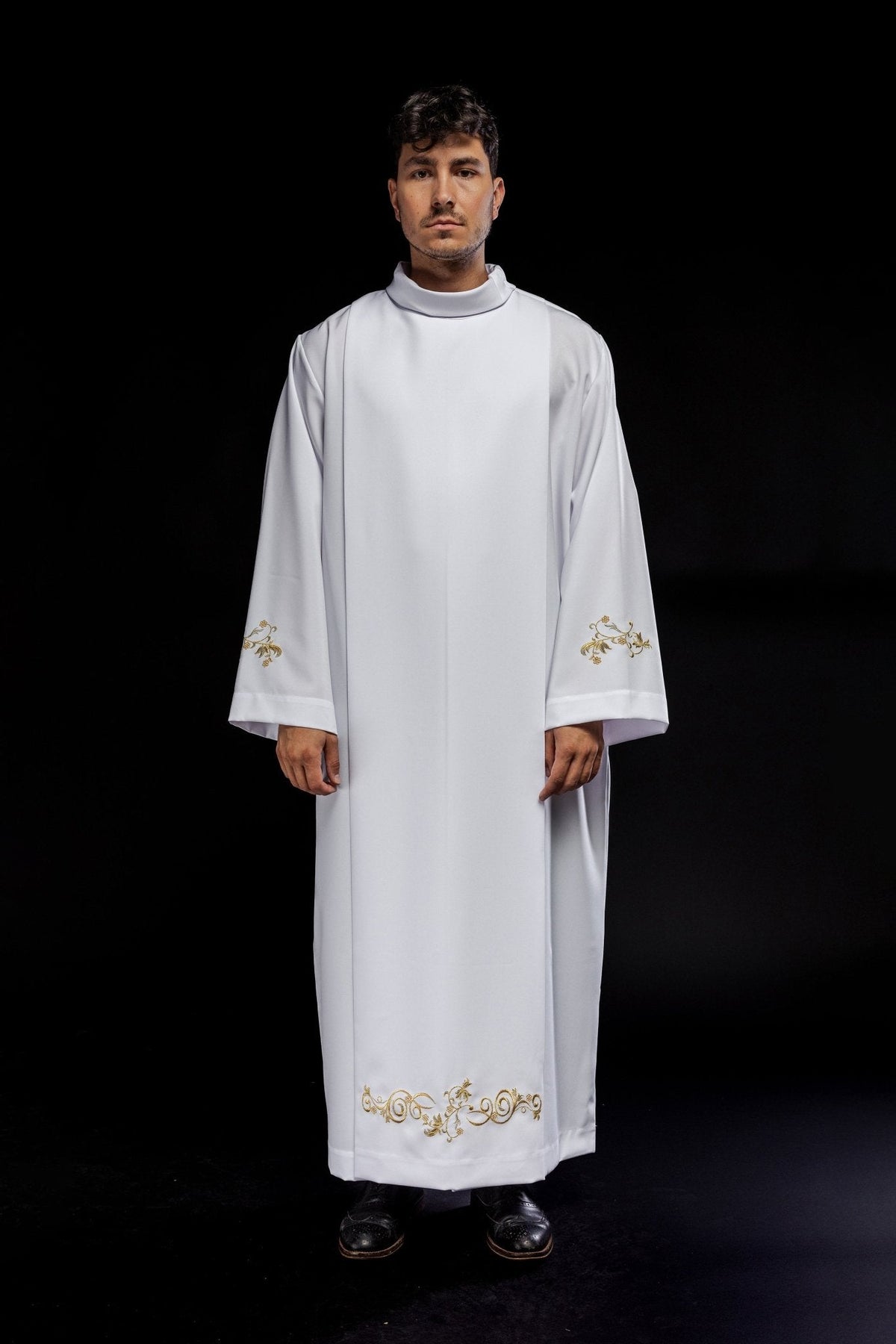 Alva sacerdotal lisa branca com gola alta e bordado decorativo, vista frontal completa