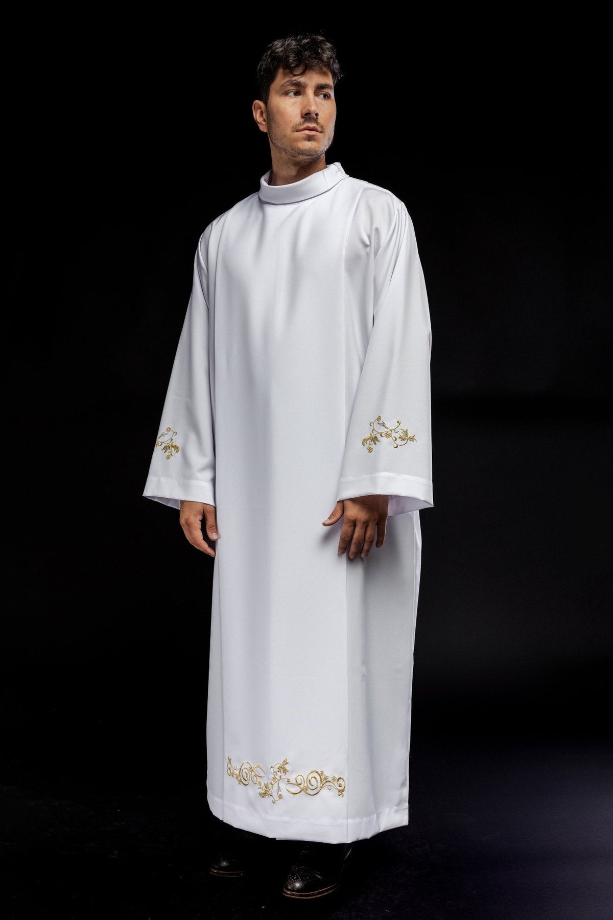 Alva sacerdotal branca em vista frontal diagonal, com bordados dourados na barra e mangas