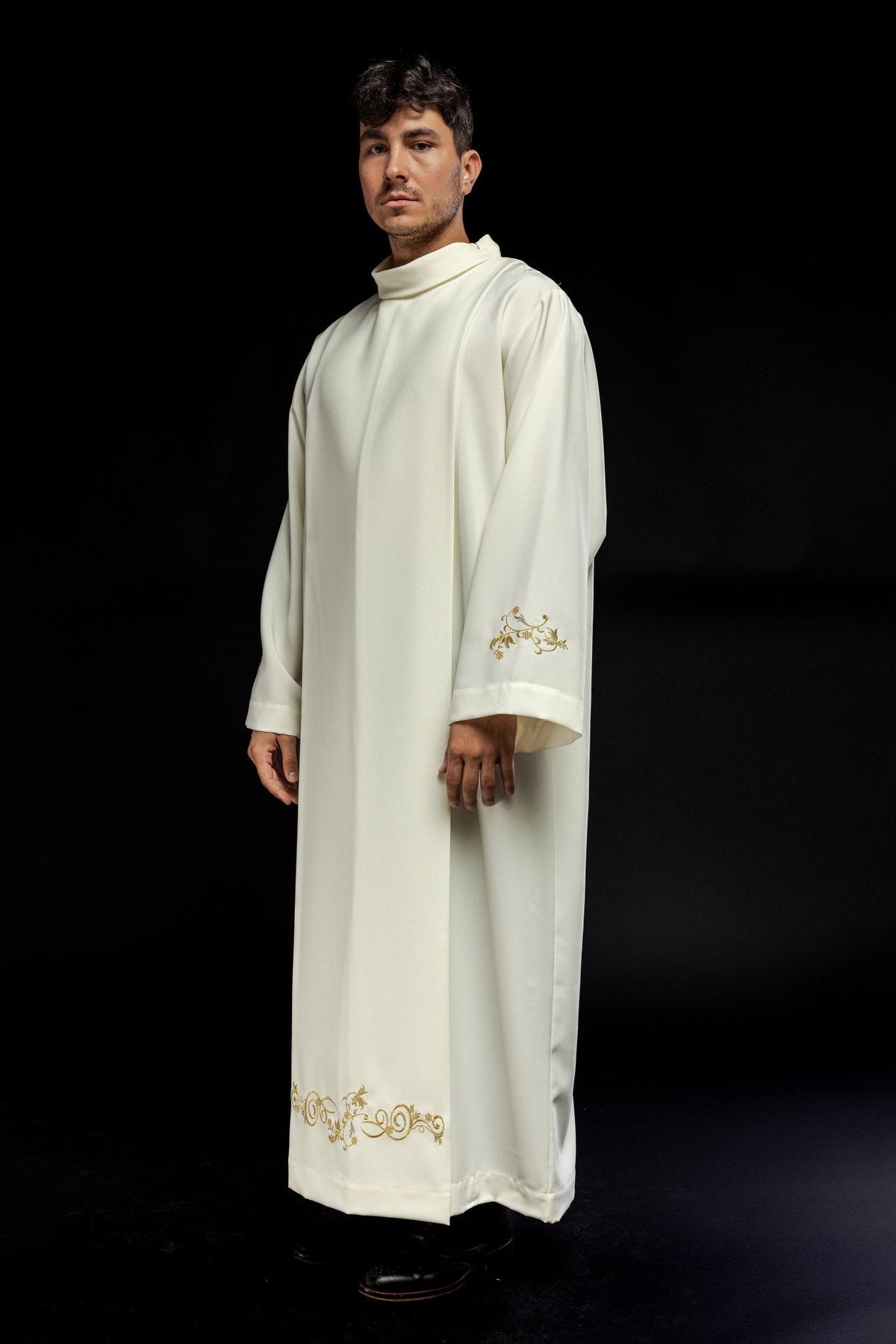 Alva sacerdotal creme em vista frontal lateral, com bordados na barra e na manga
