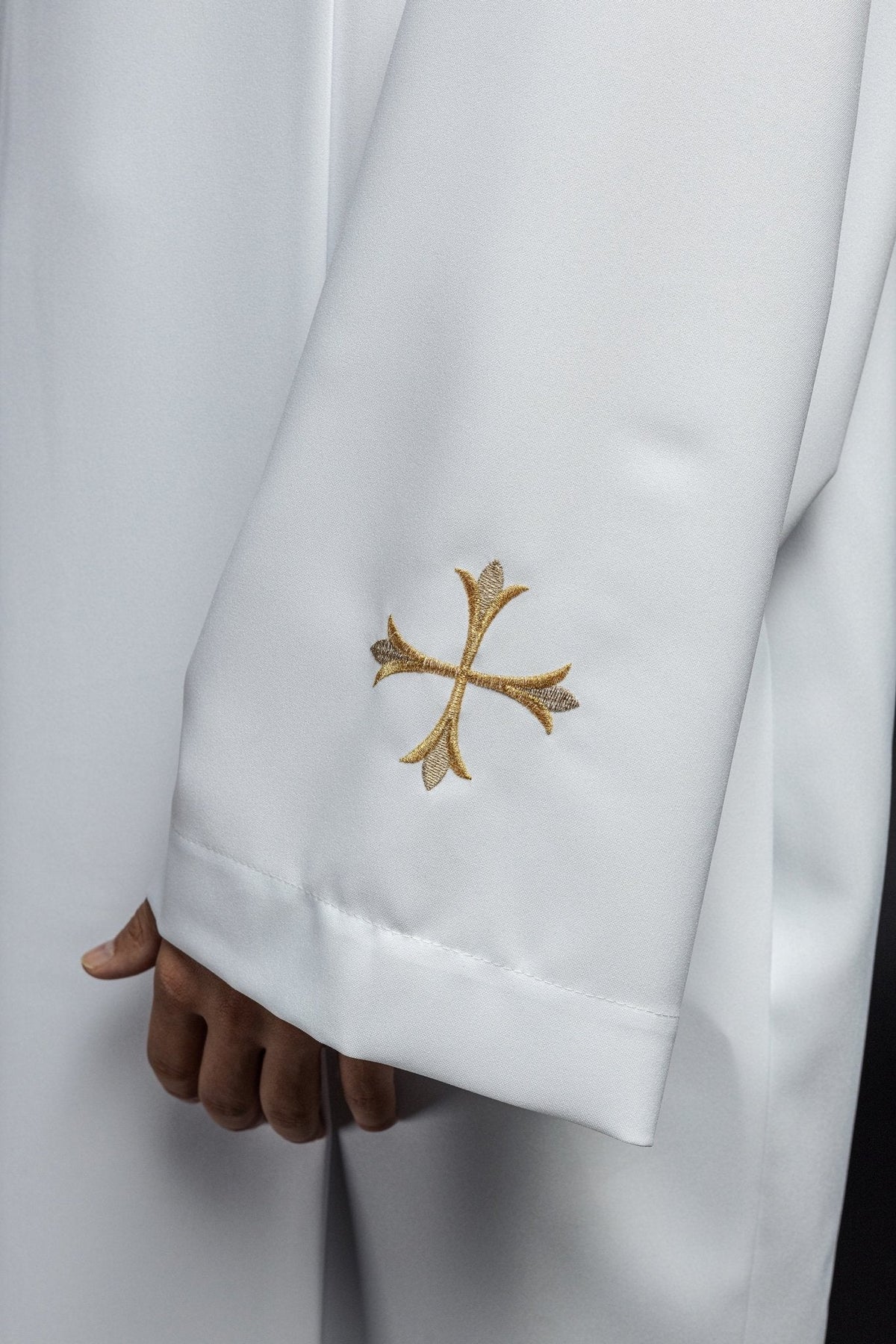 Alva sacerdotal branca, detalhe da manga com cruz dourada bordada