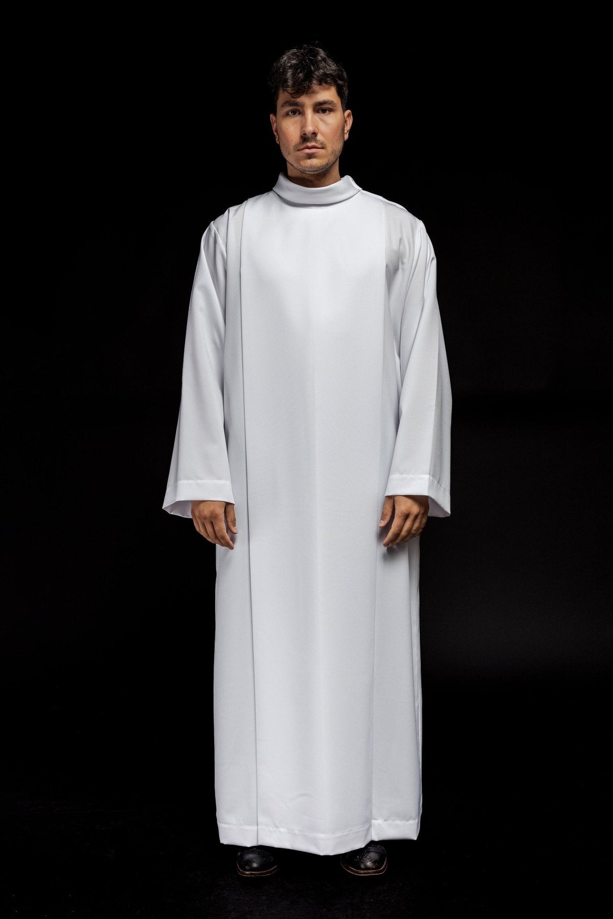 Alva sacerdotal branca vista de frente, com mangas longas e barras reforçadas