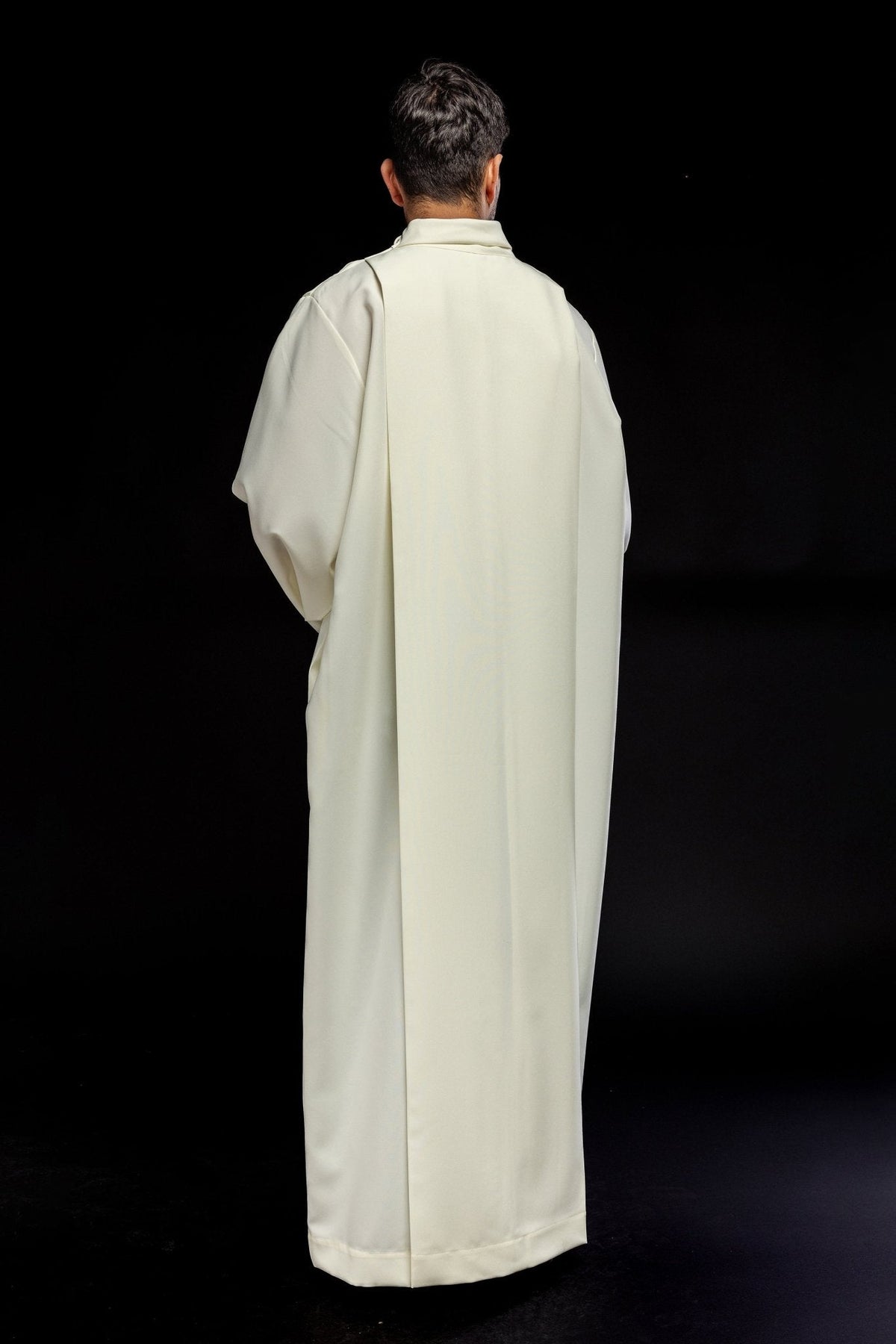 Alva sacerdotal creme vista posterior completa, com barra reta