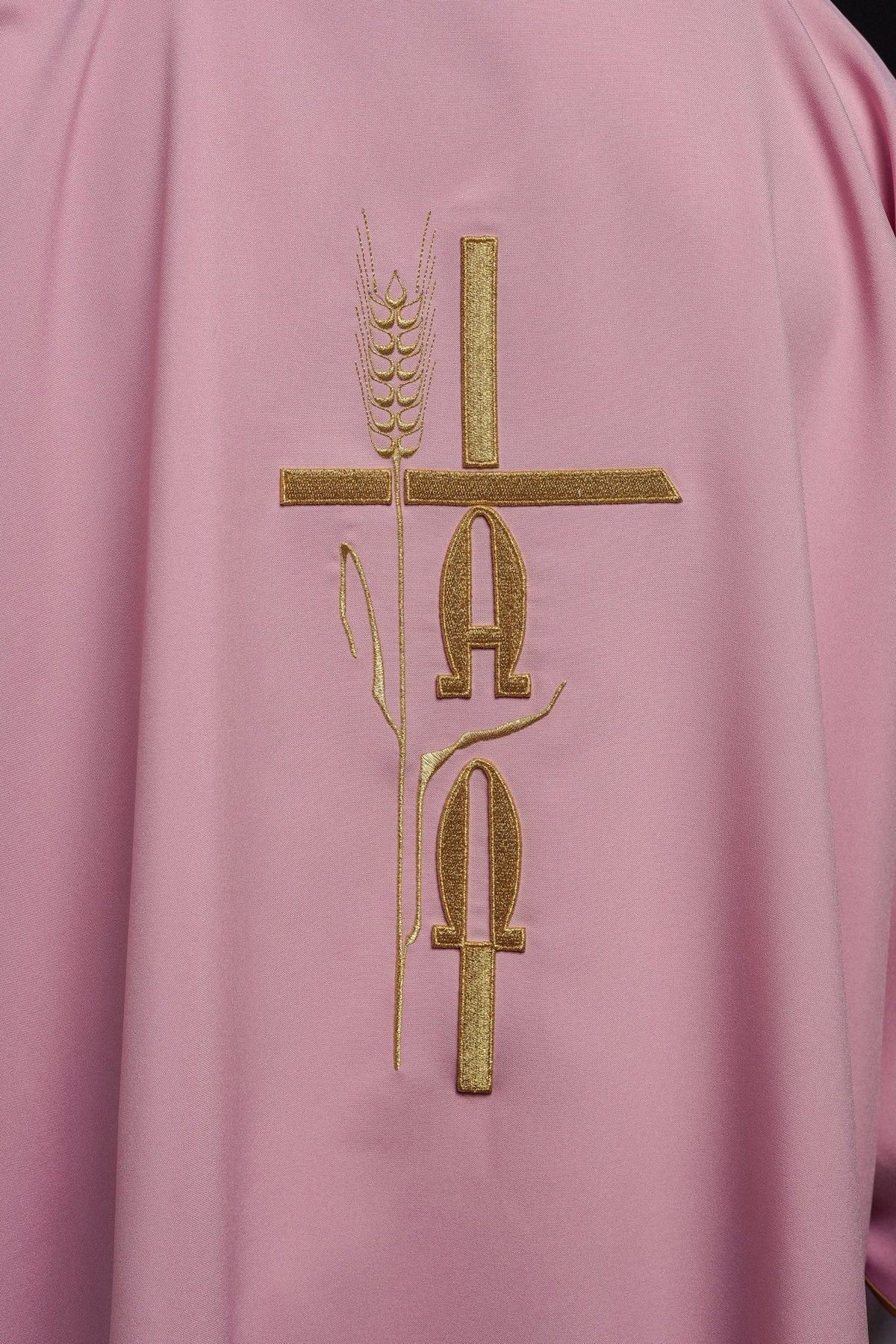 Dalmática rosa bordada Alfa e Ômega, detalhe frontal do bordado dourado