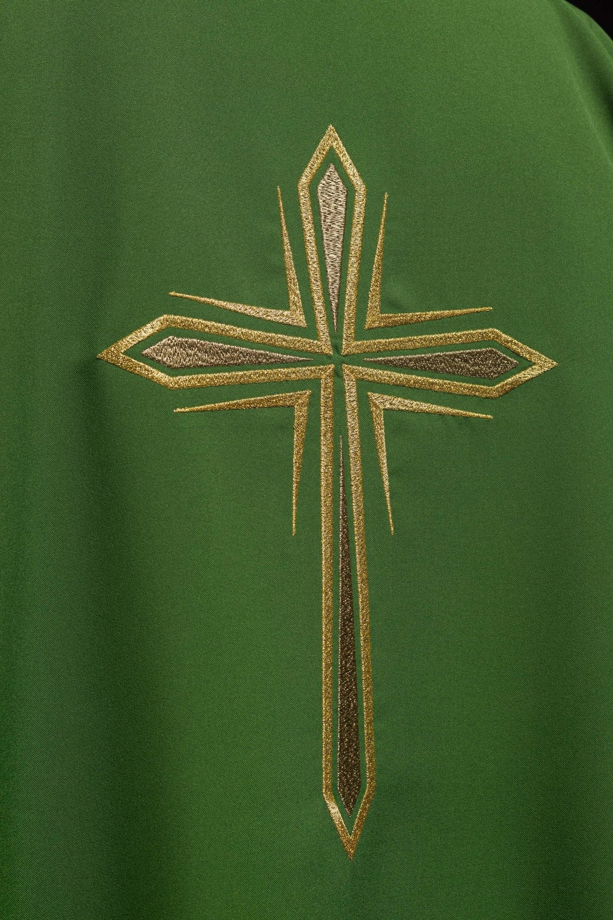 Dalmática verde em close-up da cruz bordada em fios dourados
