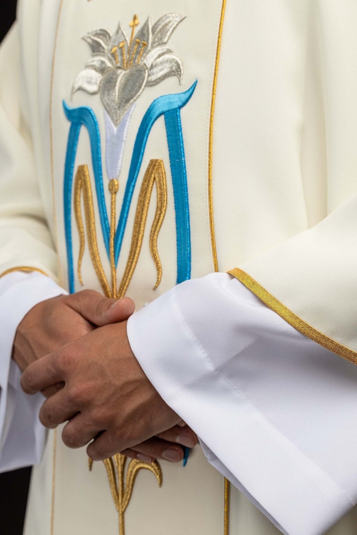 Dalmática com detalhe lateral do símbolo mariano e viés dourado
