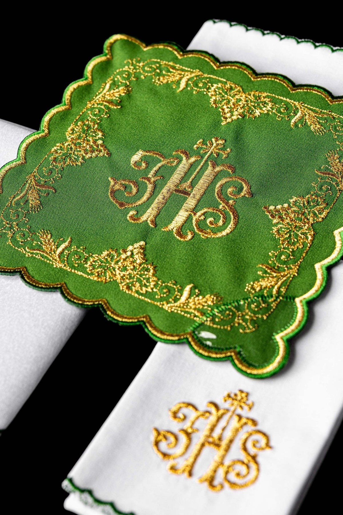 Pala verde do conjunto de alfaias litúrgicas, com monograma IHS e bordado floral dourado