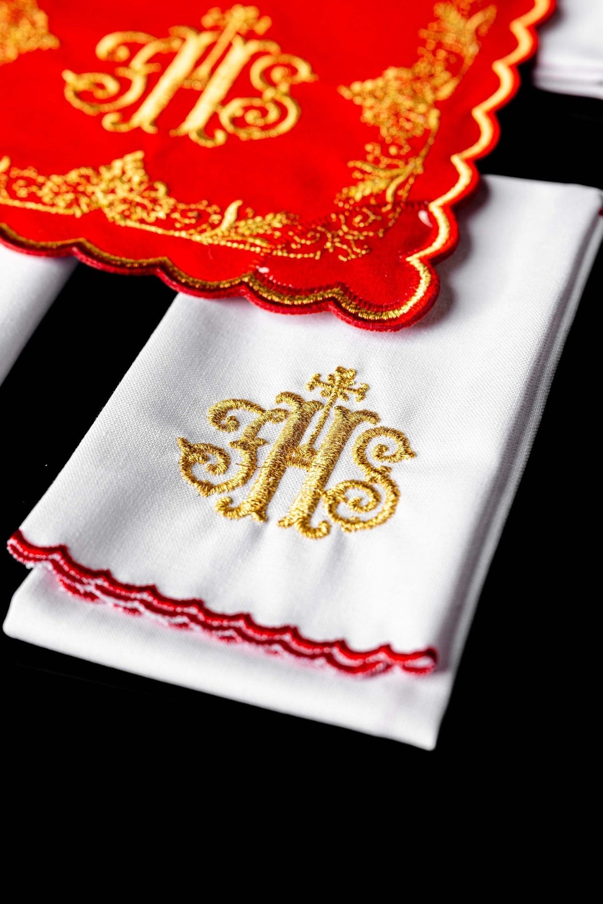 Jogo de alfaias para cálice com manustérgio branco e bordado IHS dourado