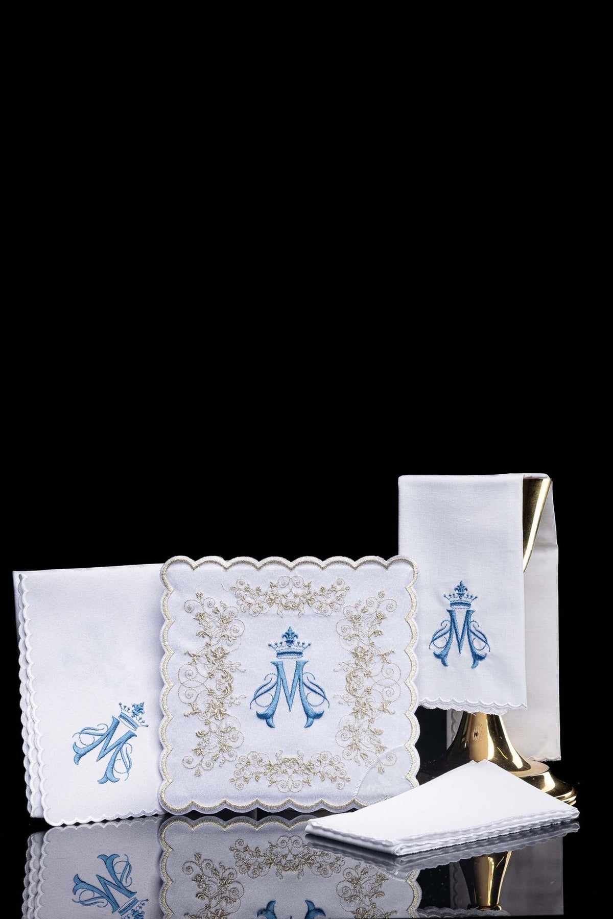 Conjunto de alfaias litúrgicas branco com bordado mariano, vista geral com cálice, corporal e sanguíneo