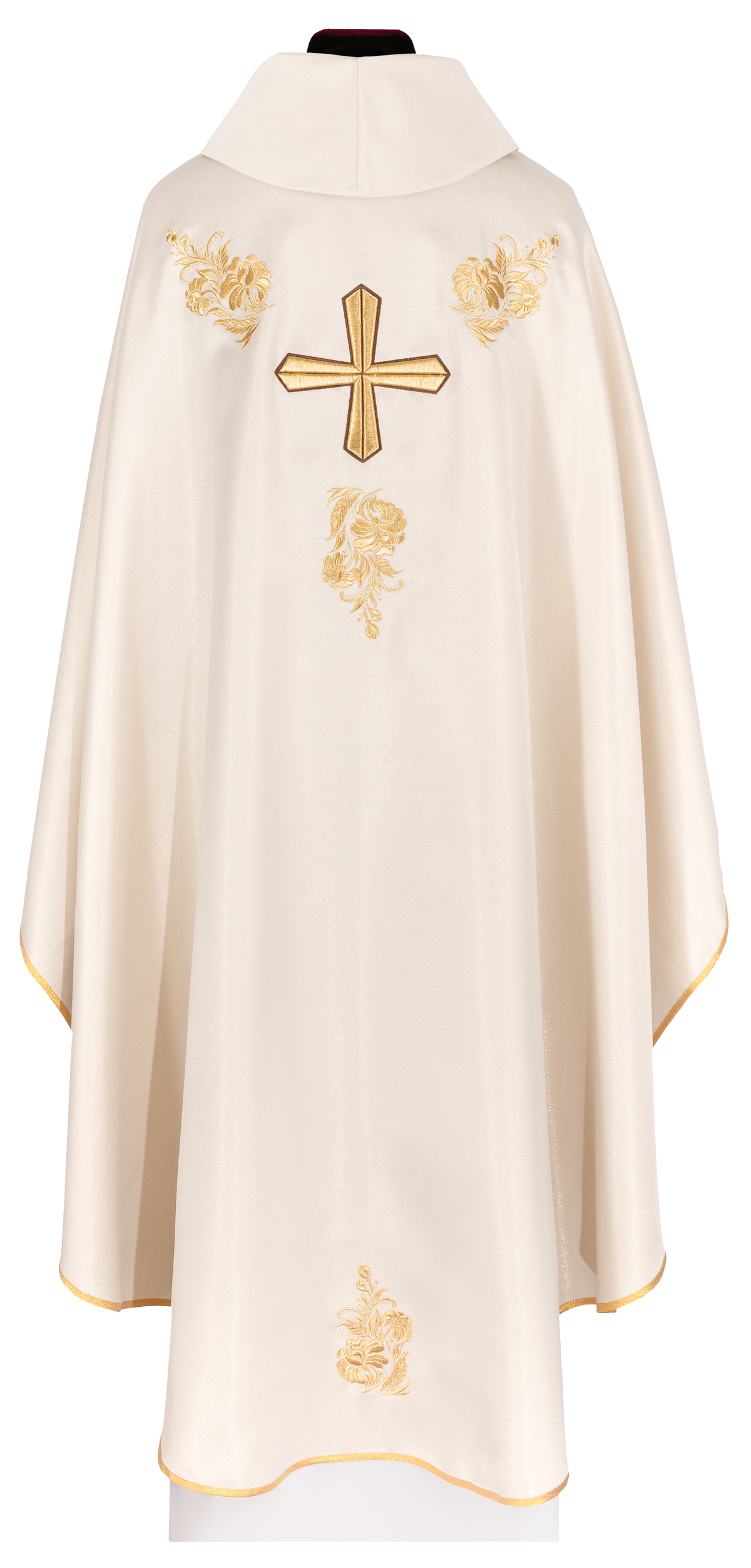 Casula creme vista pelas costas, com cruz e ornamentos florais bordados em dourado