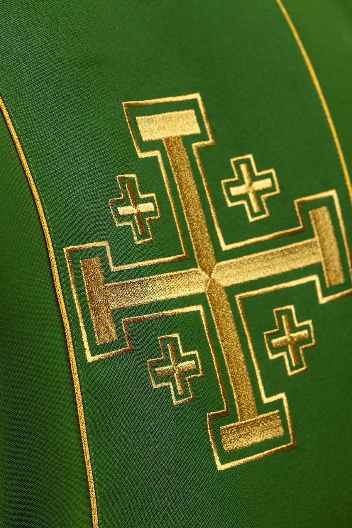 Casula verde com detalhe próximo da cruz de Jerusalém e bordado dourado