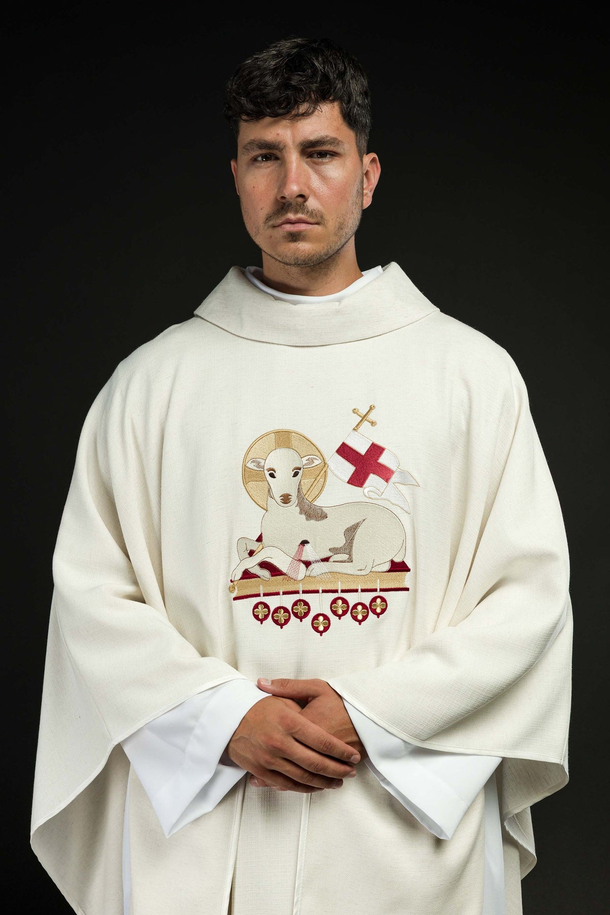 Casula pascal com Cordeiro de Deus bordado, vista frontal, na cor marfim, usada e com imagem do cordeiro