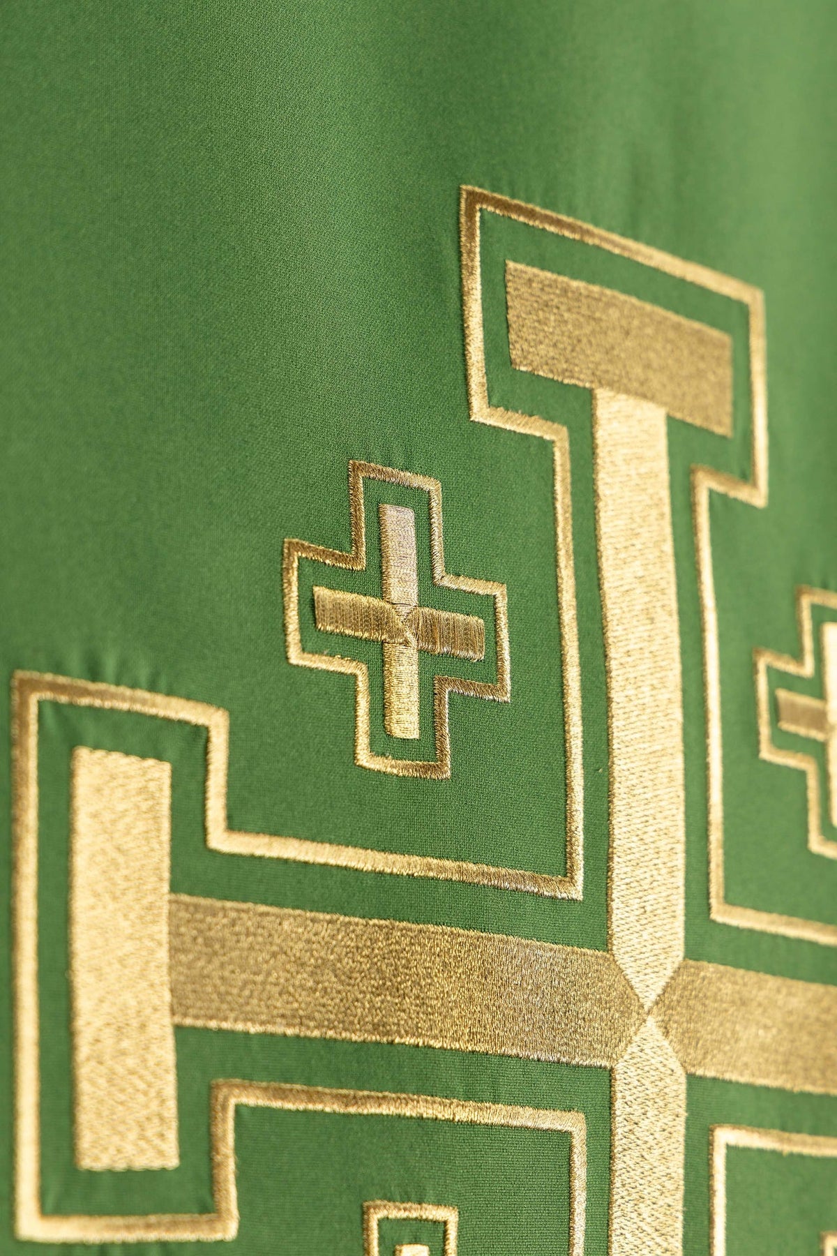 Toalha de ambão verde em vista lateral do bordado dourado da Cruz de Jerusalém