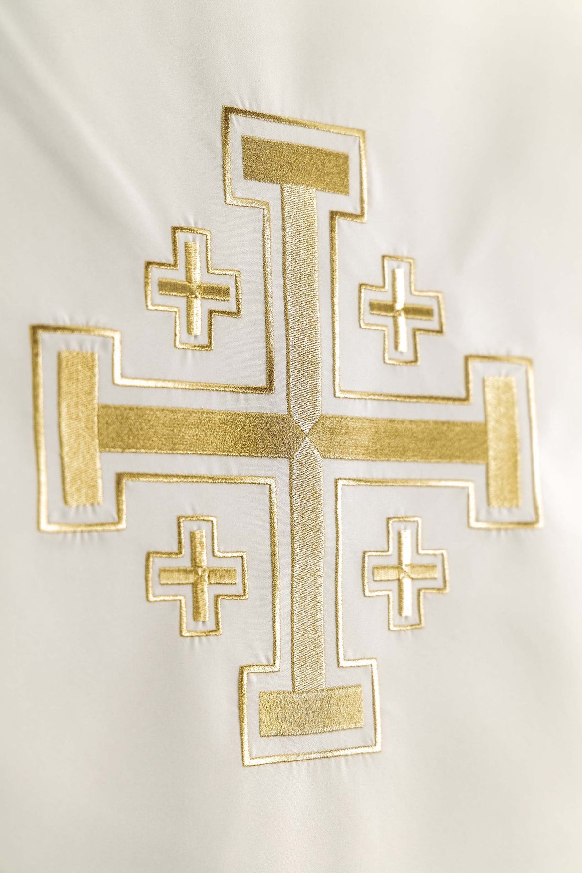 Toalha de ambão com close-up do bordado dourado da Cruz de Jerusalém