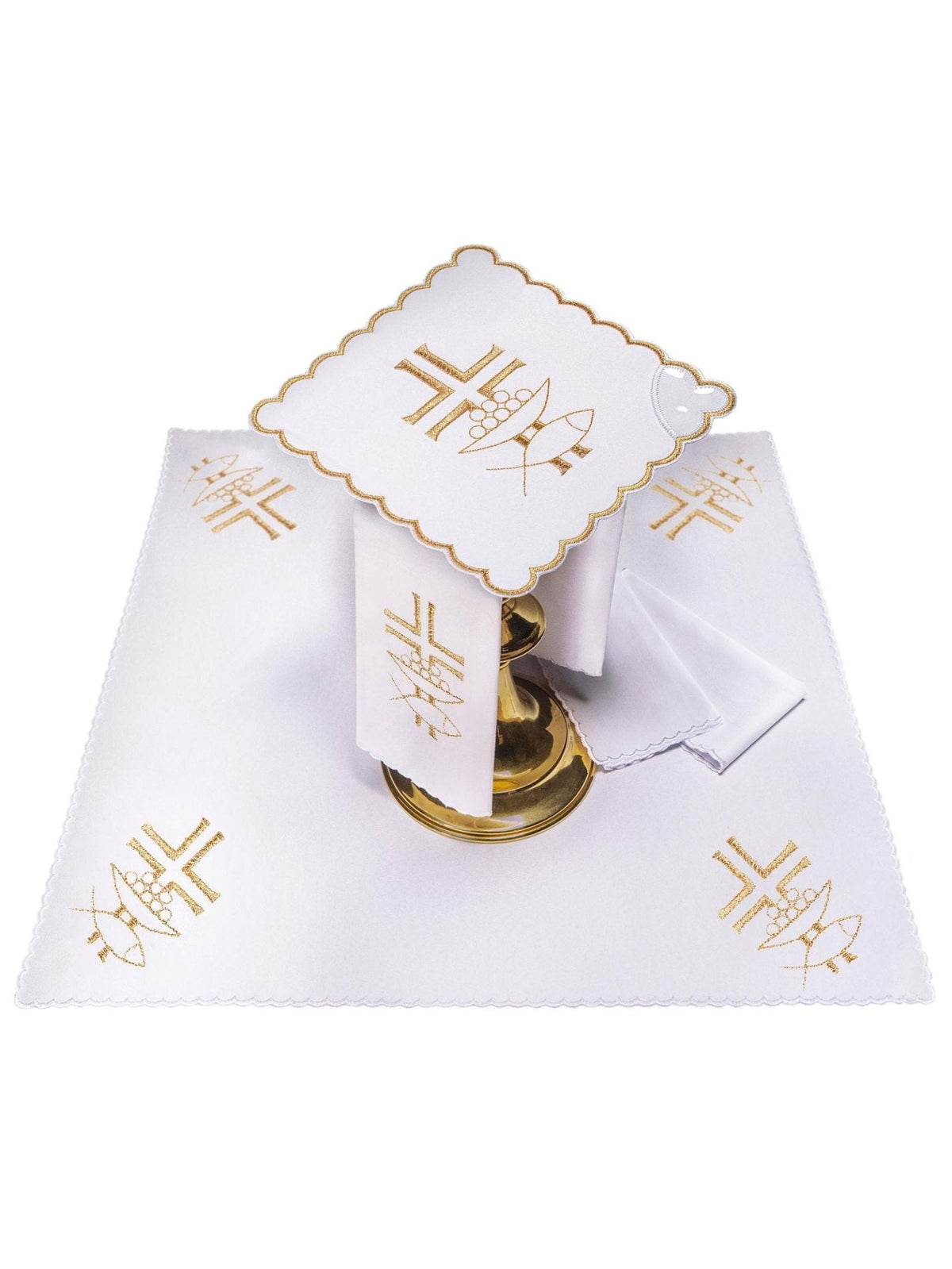 Conjunto de alfaias litúrgicas com bordado dourado, vista geral em branco com cálice e símbolos eucarísticos