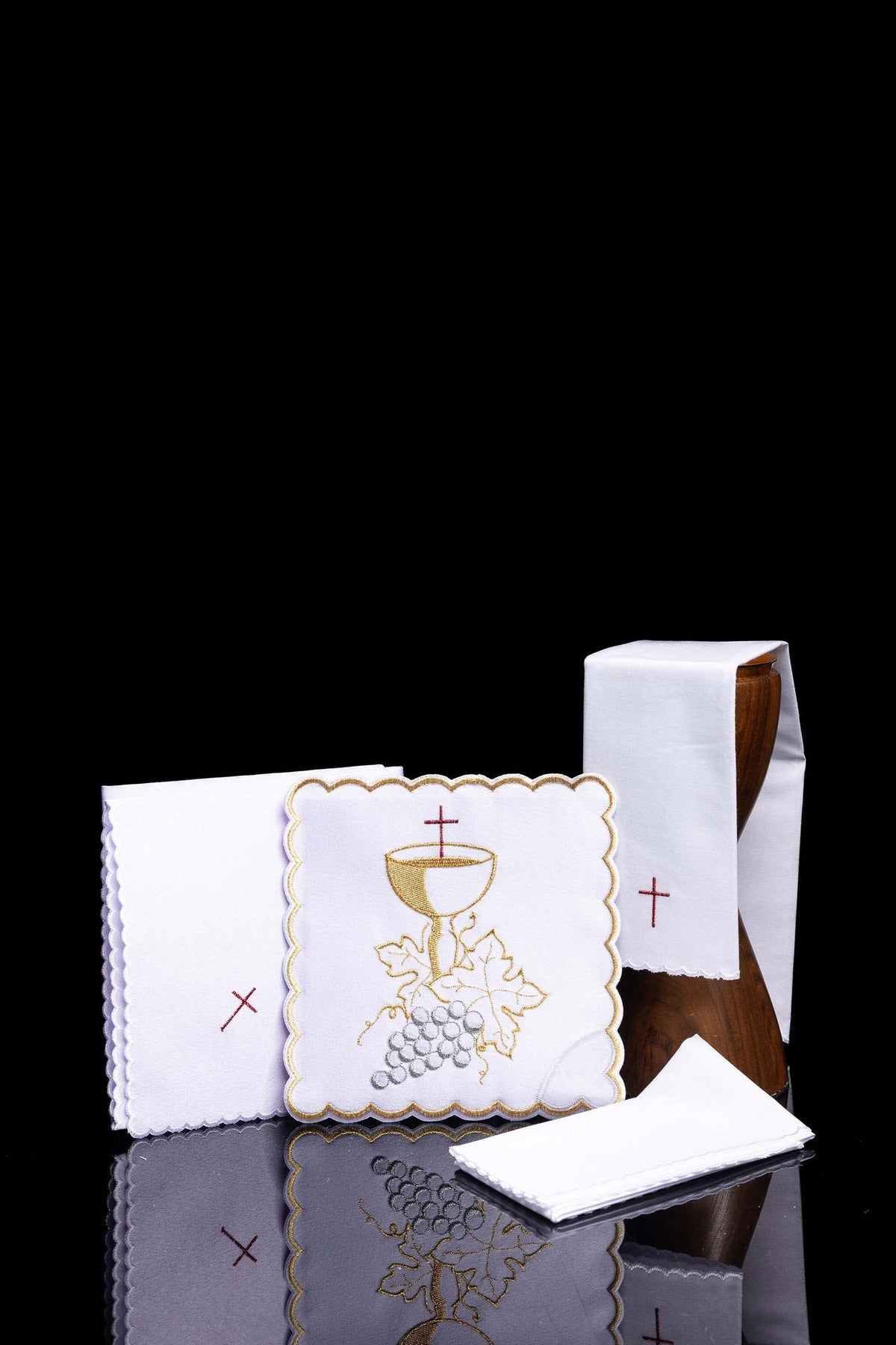 Conjunto de alfaias litúrgicas bordado com cálice e uvas, branco, com peças completas e bordas onduladas