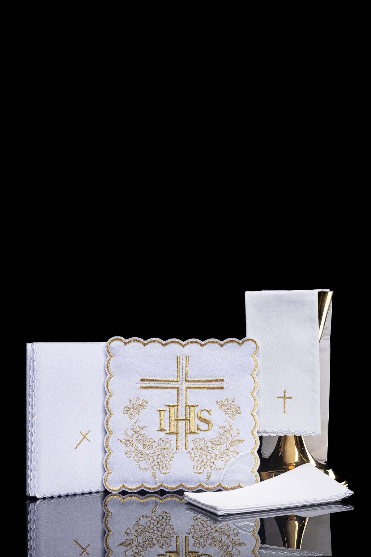 Conjunto de alfaias litúrgicas com delicado bordado dourado, branco, com cruzes, uvas e monograma IHS