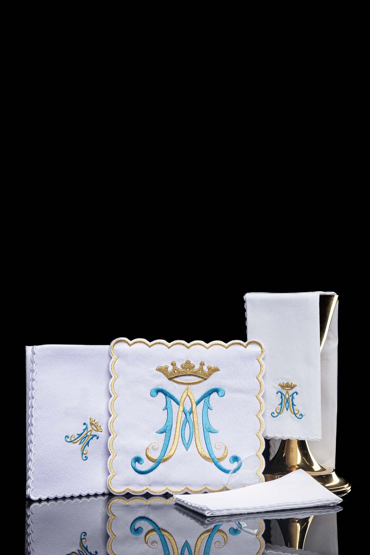 Conjunto de alfaias litúrgicas com símbolo mariano bordado, peças brancas com bordado azul e dourado