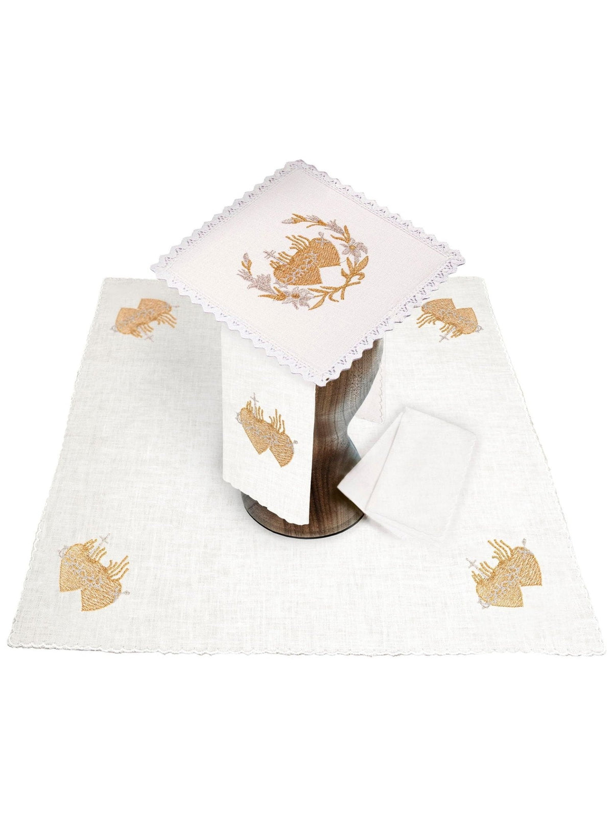 Conjunto de alfaias litúrgicas em linho com bordado dourado, vista geral com cálice, pala e toalhas