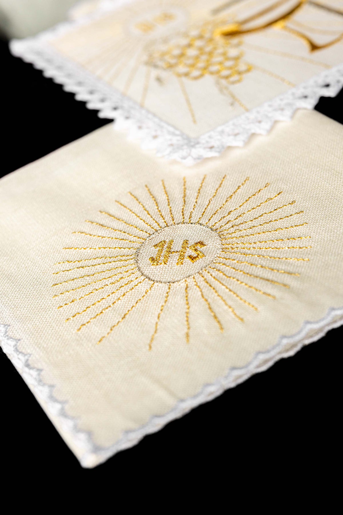 Alfaias litúrgicas em linho, detalhe do medalhão IHS com raios dourados