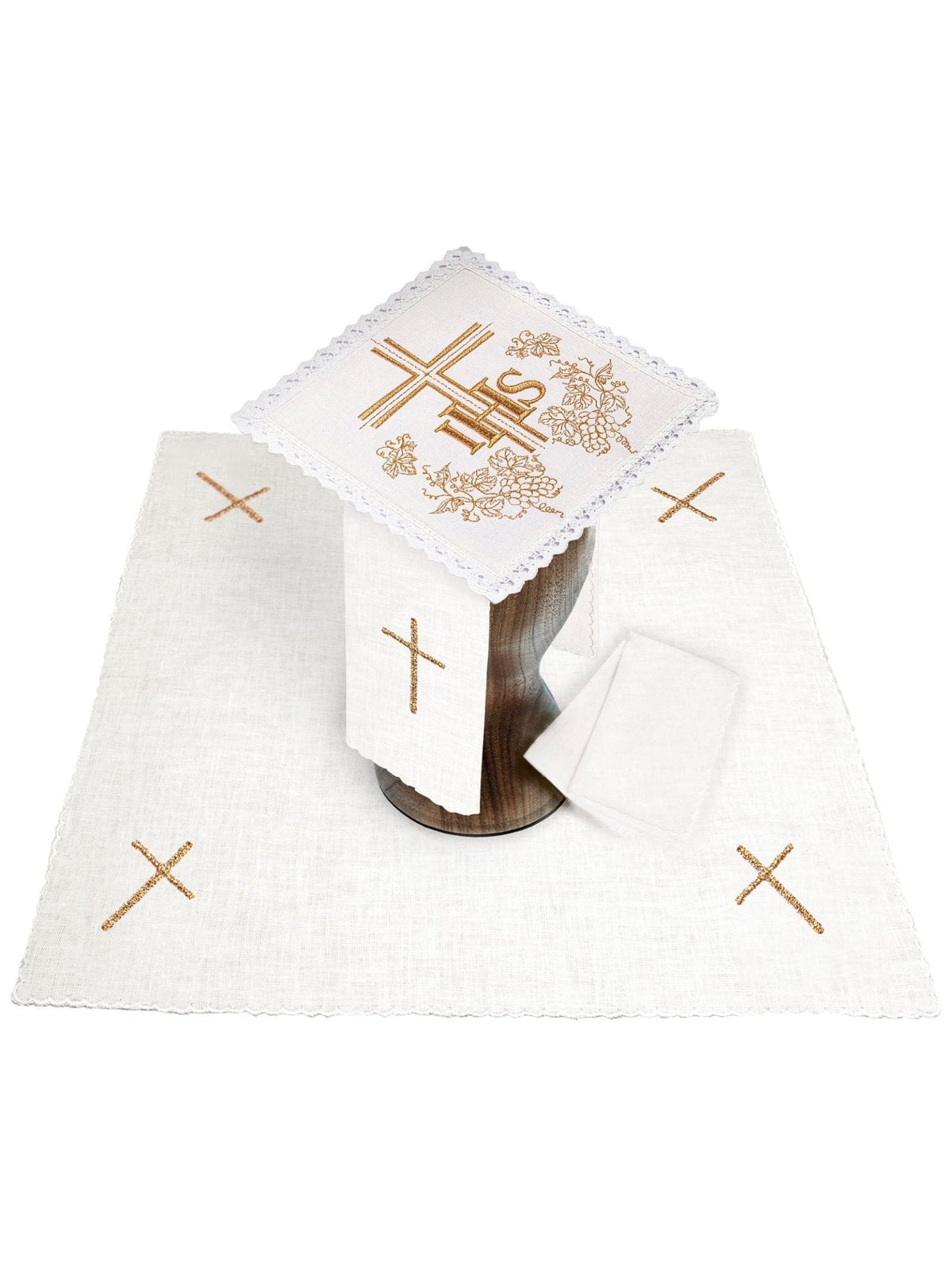 Conjunto de alfaias litúrgicas em linho bordado com cruz e monograma IHS, vista geral em branco e dourado