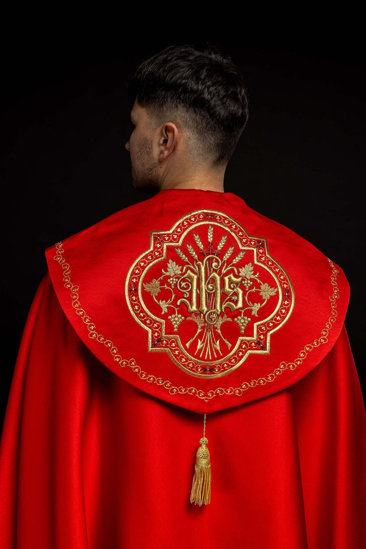 Capa de asperges litúrgica vermelha com bordado IHS, vista posterior com medalhão e borla dourada