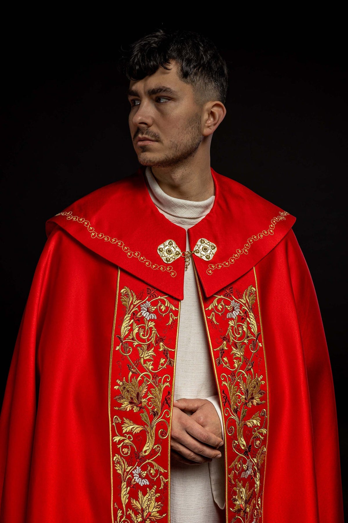 Capa de asperges vermelha, vista frontal aproximada com bordado floral