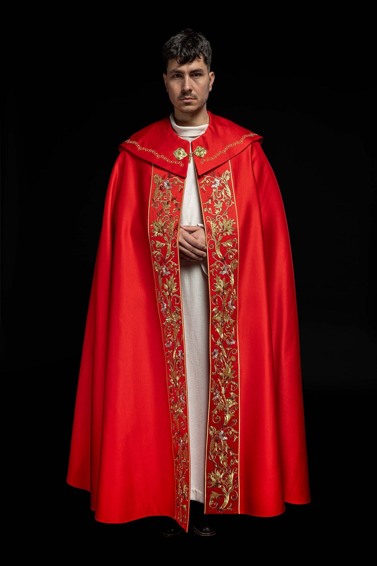 Capa de asperges litúrgica vermelha, vista frontal com faixas florais bordadas