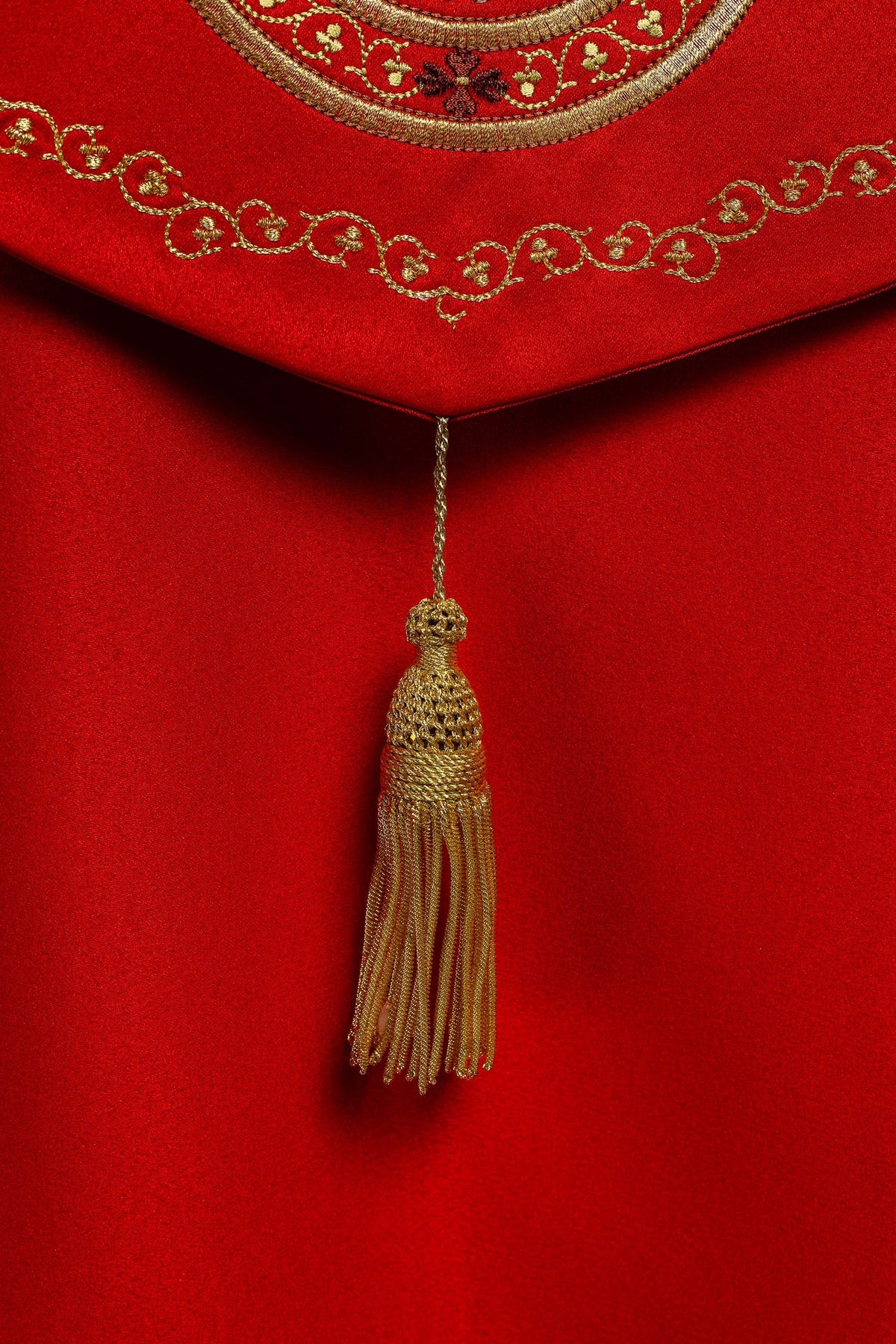 Capa de asperges vermelha, detalhe da borda inferior e borla dourada