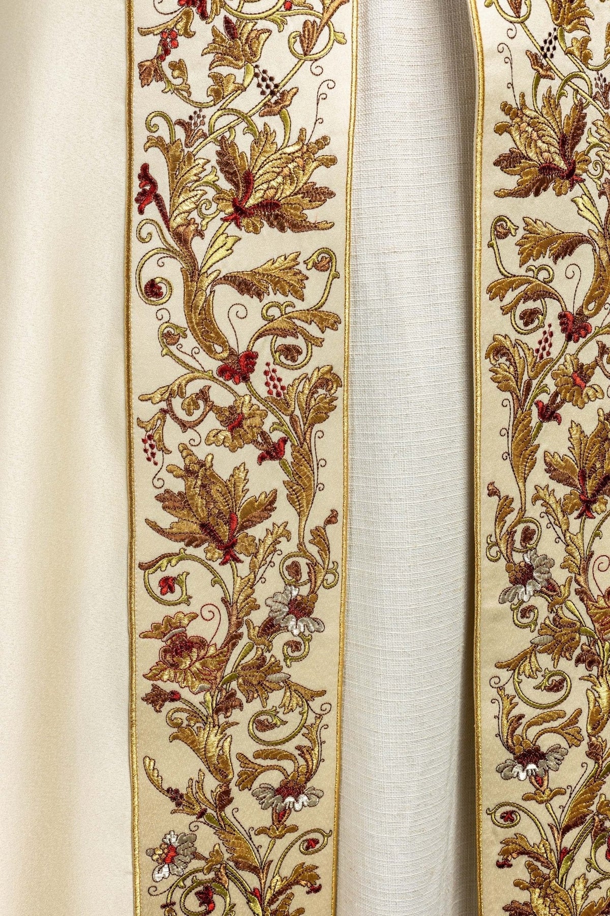 Capa de asperges creme, close-up do bordado floral em faixa vertical