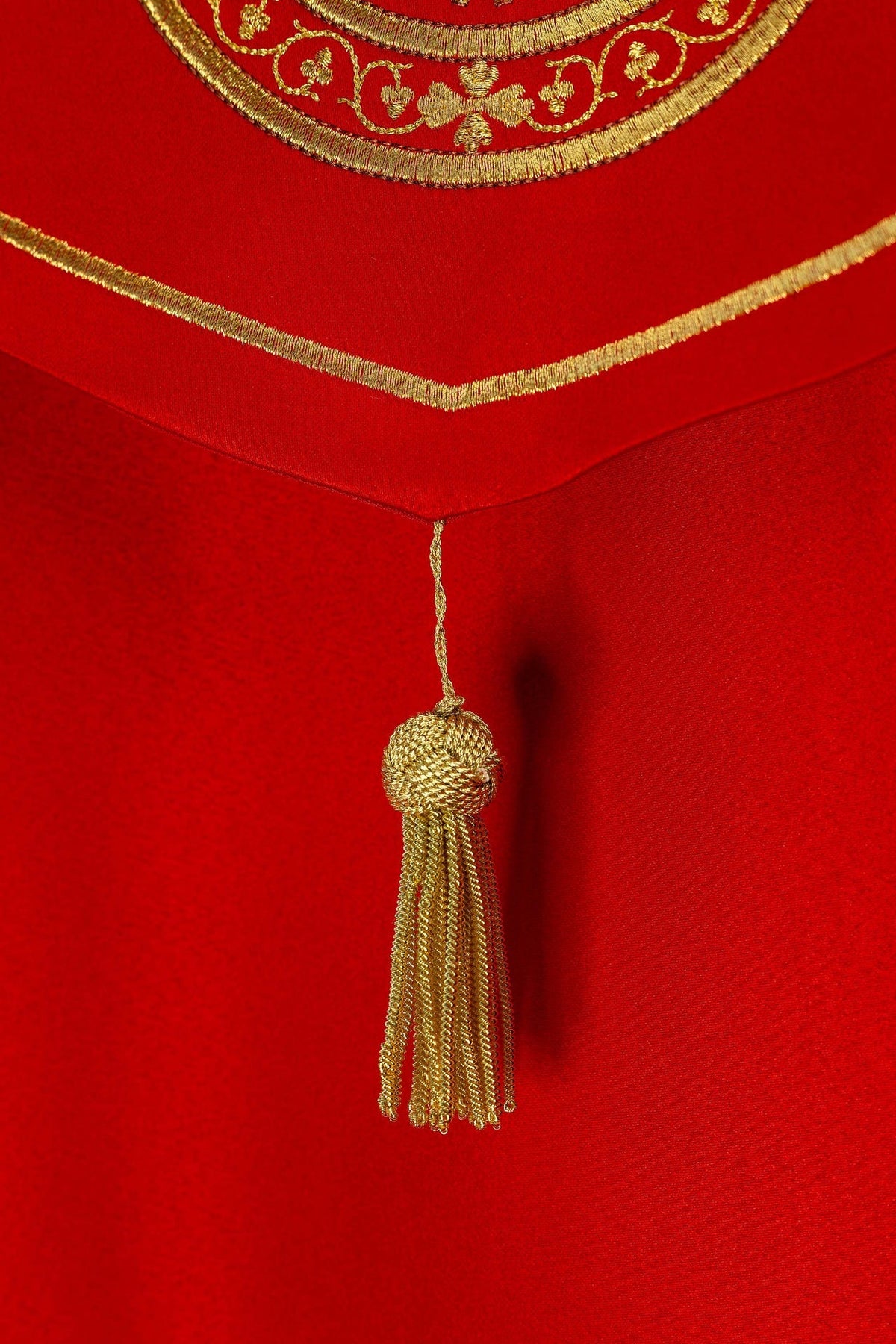 Capa de asperges vermelha em close-up do bordado traseiro com cálice e hóstia