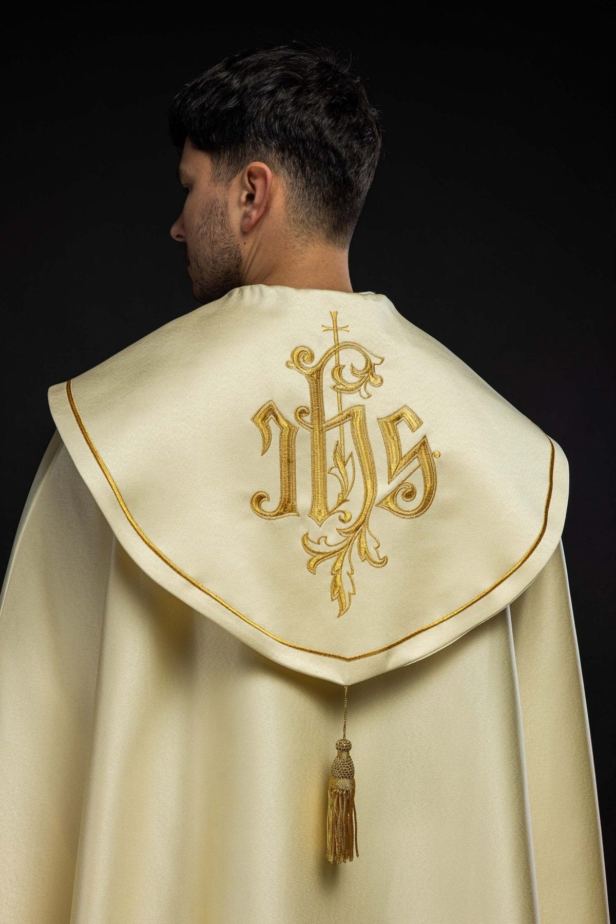 Capa de asperges eucarística monograma IHS em marfim, vista posterior com bordado dourado e borla